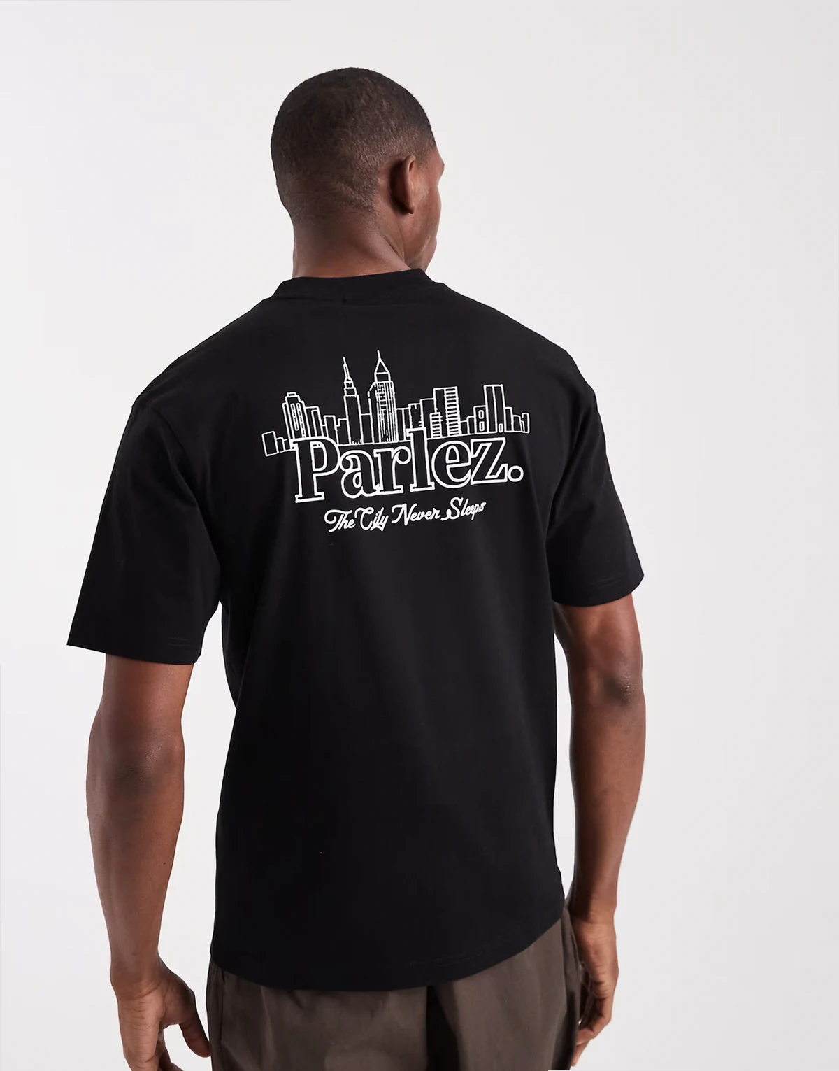 – T-Shirt in Schwarz mit Skyline-Logografik und Rückenprint