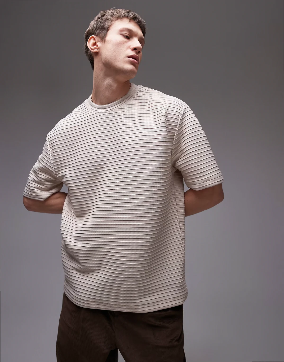 – Elegancki prążkowany T-shirt o luźnym kroju w kolorze szarobeżowym
