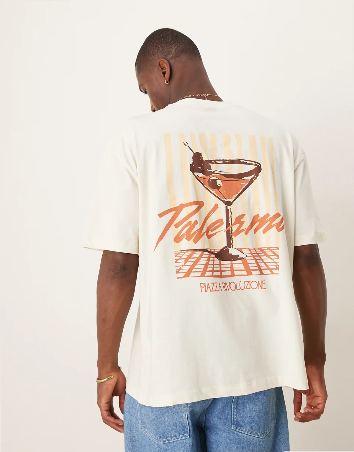 – Kremowy T-shirt oversize z grafiką z drinkiem