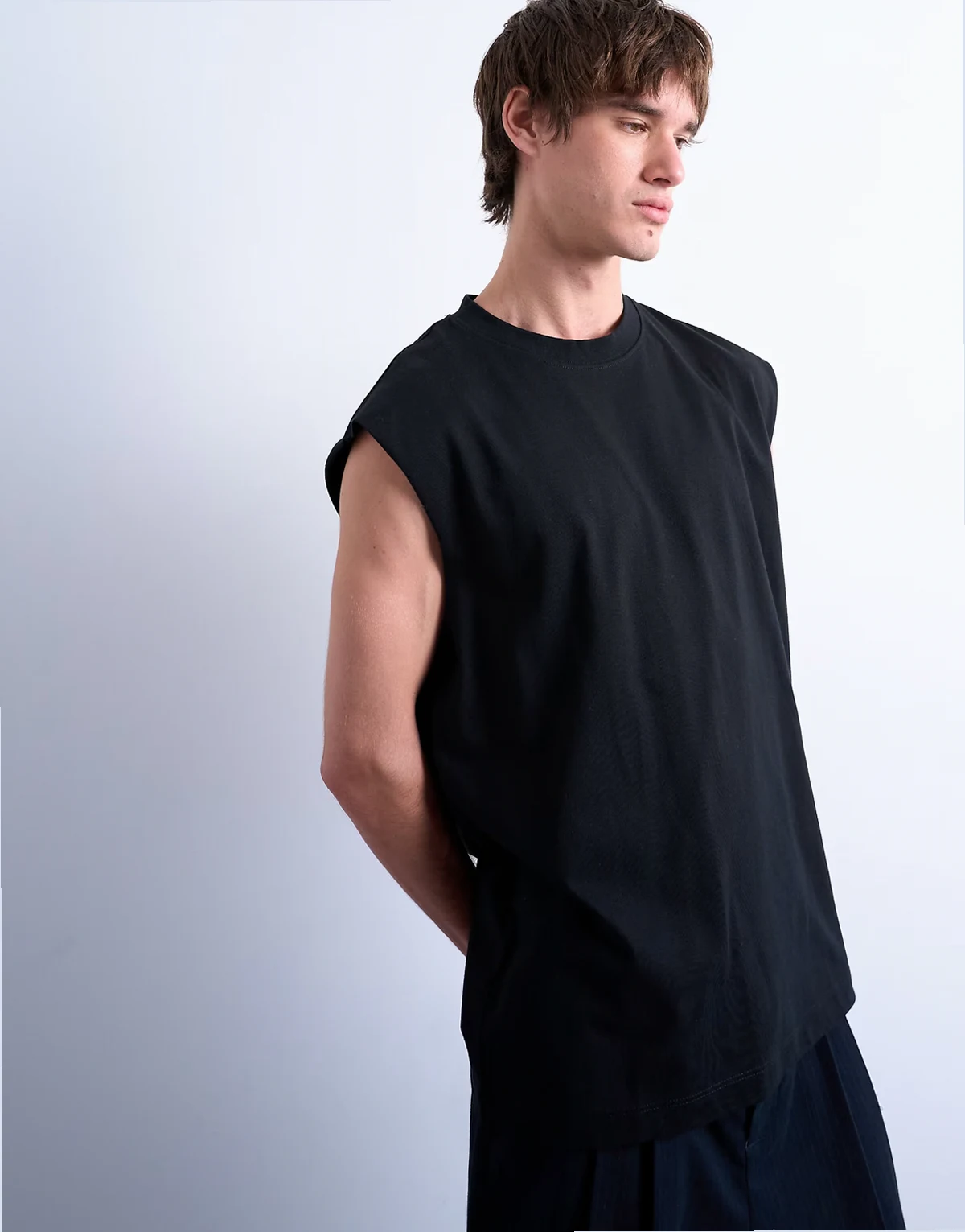 – Czarny luźny T-shirt bez rękawów