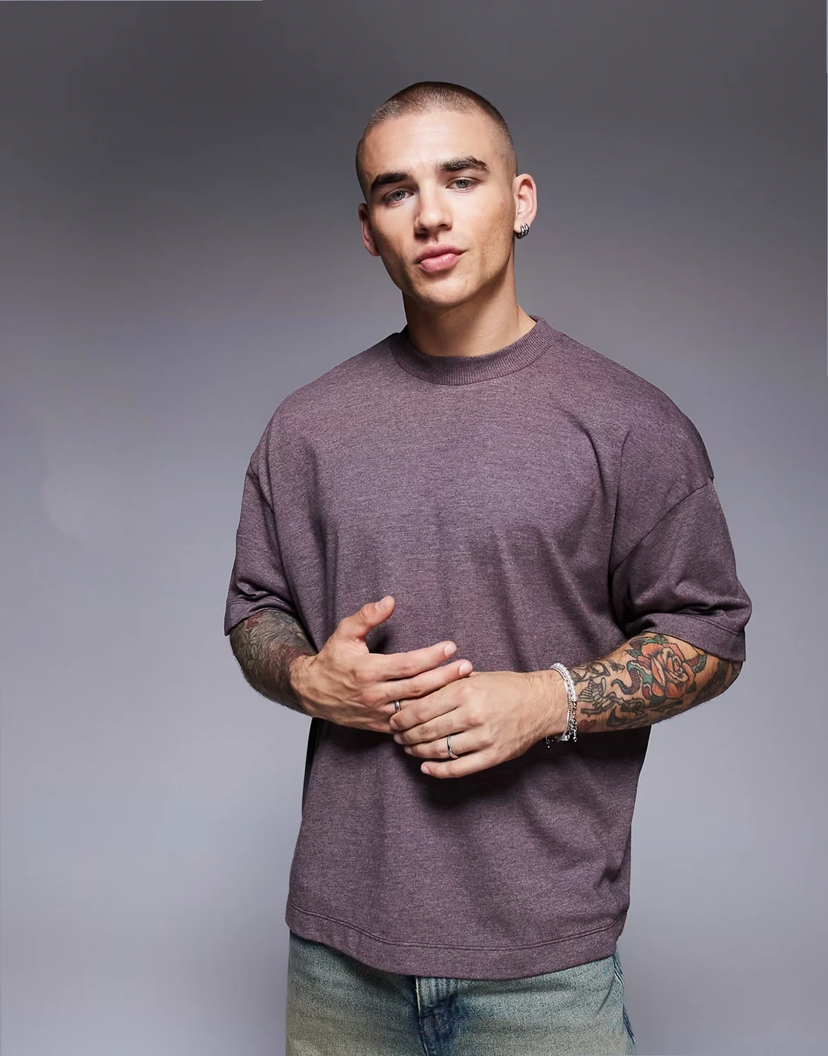 – Bordowy melanżowy T-shirt o pudełkowym kroju oversize z obniżoną linią ramion