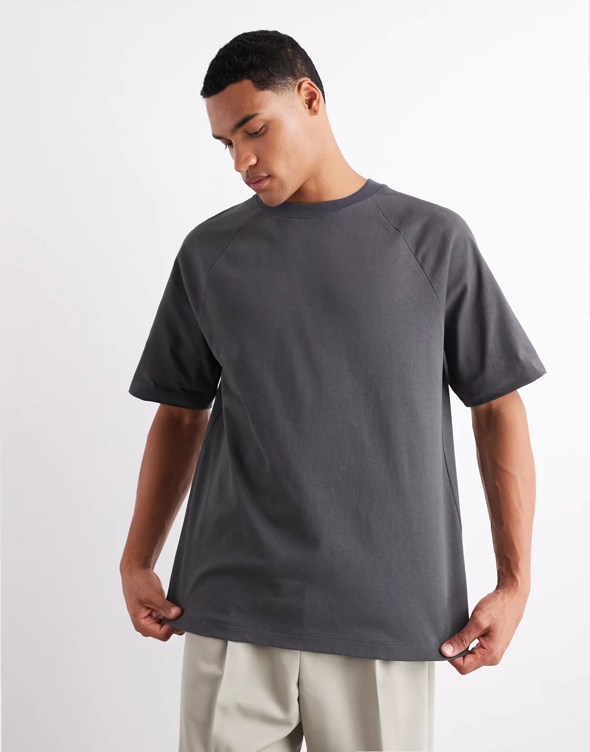 – Grafitowy gruby T-shirt o gramaturze 240 g/m² o luźnym kroju z raglanowymi rękawami