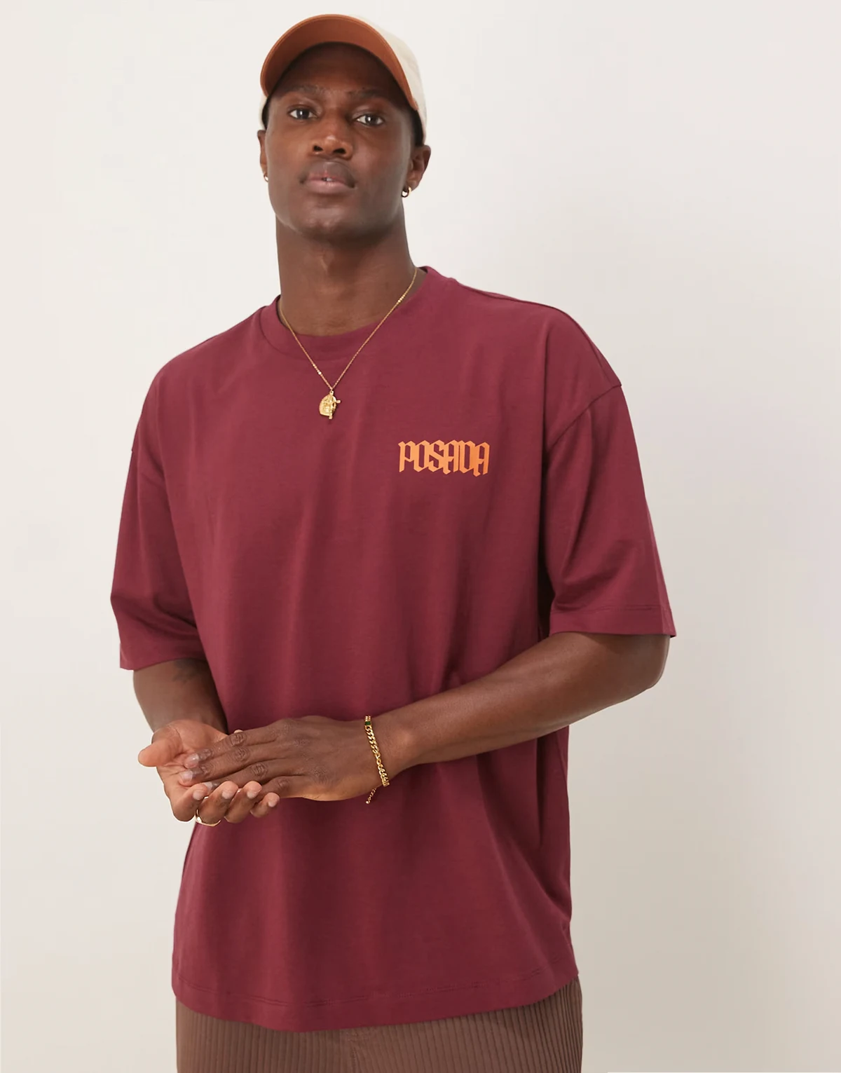 – Bordowy T-shirt oversize z nadrukiem na piersi