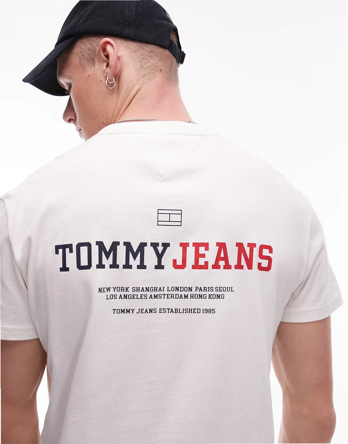 – T-shirt w kolorze złamanej bieli, z grafiką w stylu varsity na plecach