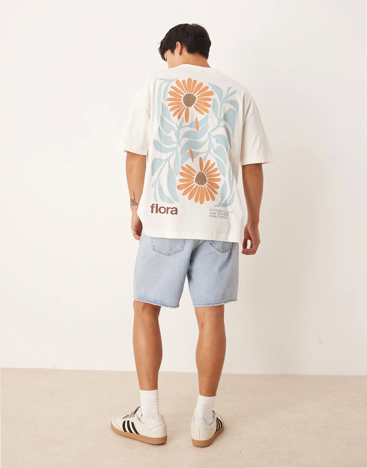 – T-shirt oversize w kolorze złamanej bieli z kwiatową grafiką