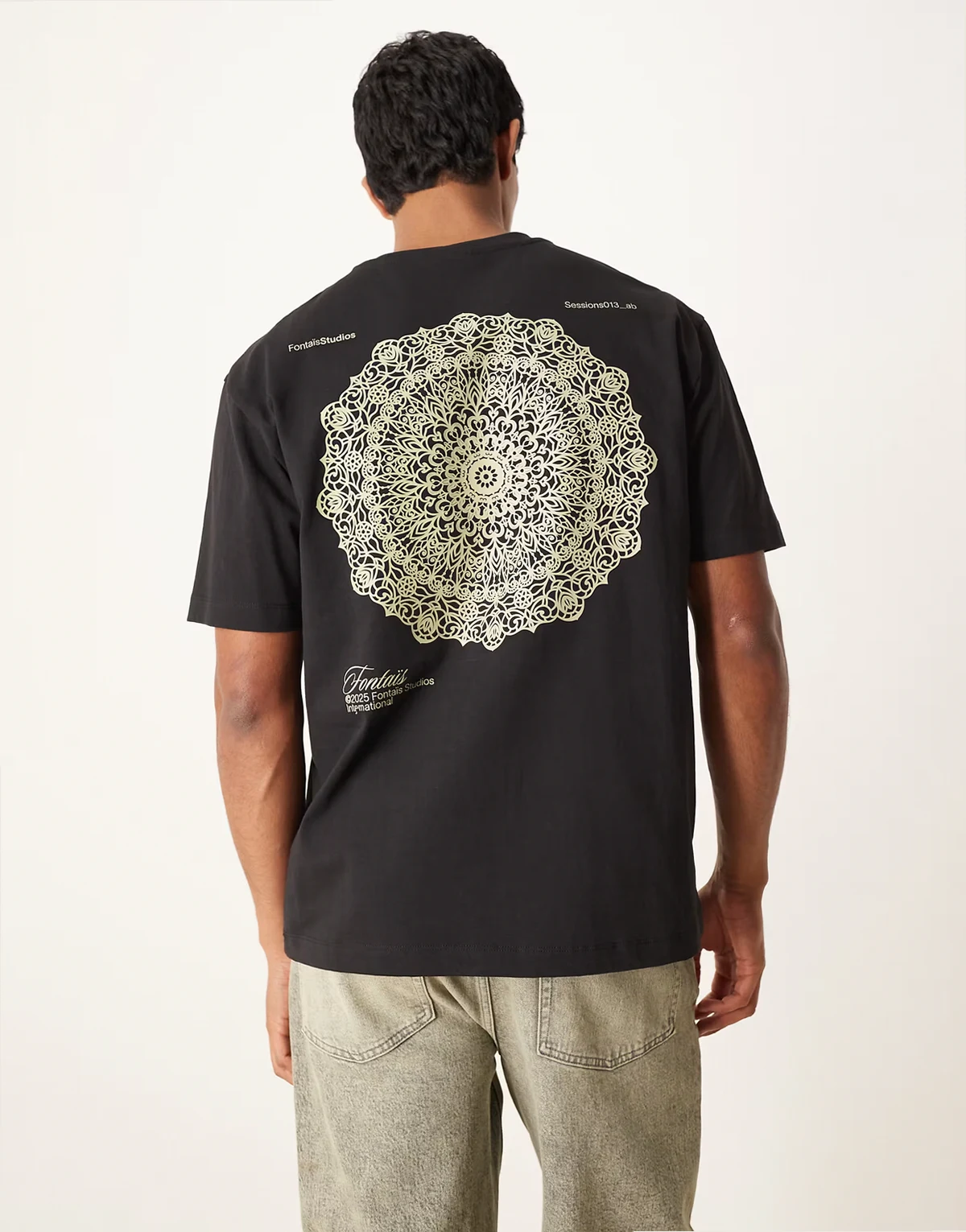 – Czarny gruby T-shirt o luźnym kroju z nadrukiem na plecach
