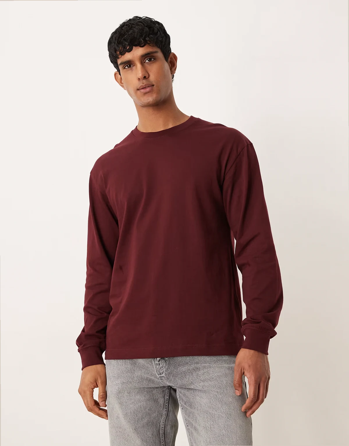 – Bordowy T-shirt oversize z bawełnianego dżerseju z zabudowanym dekoltem i długimi rękawami