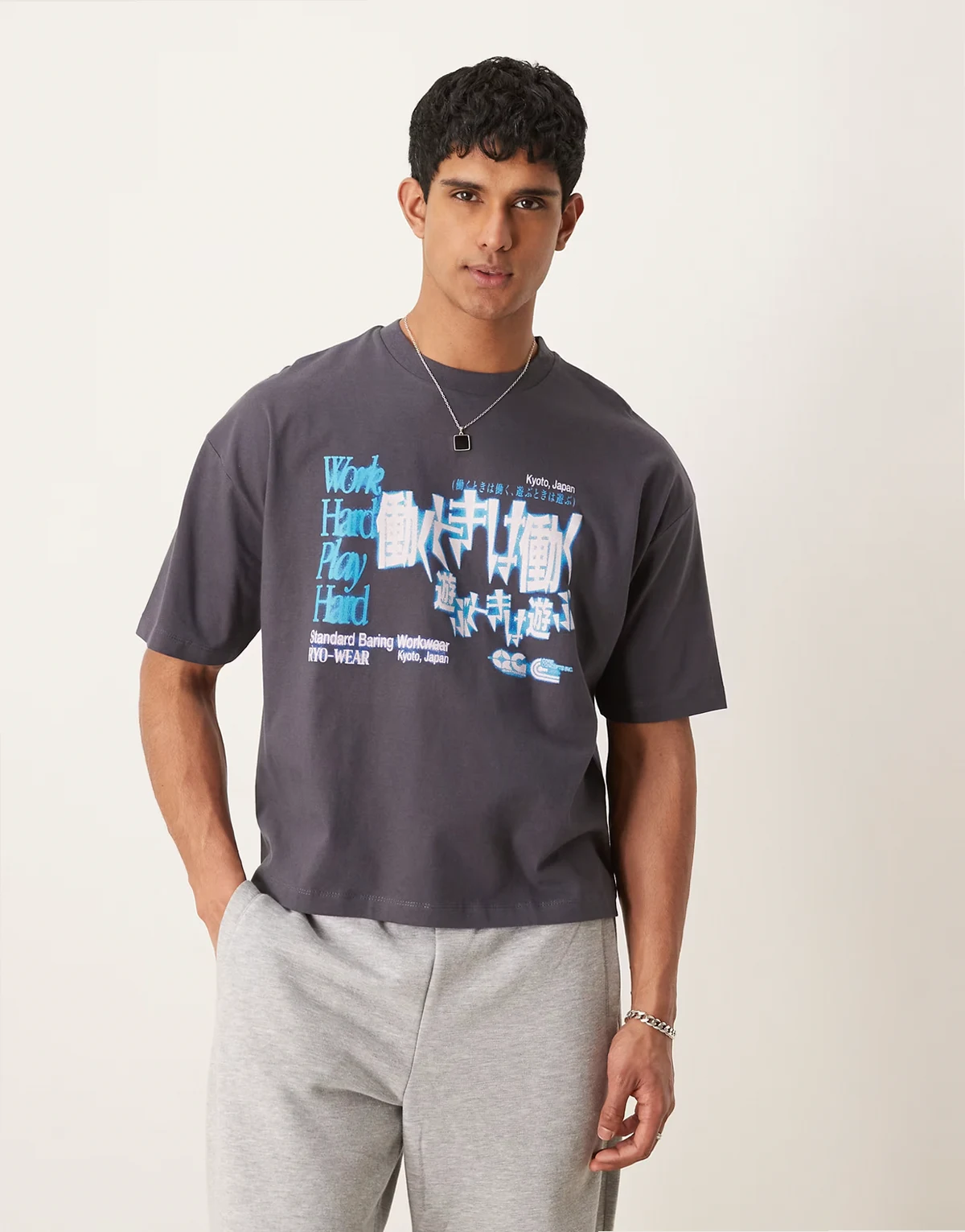 – Grafitowy T-shirt oversize o pudełkowym kroju z grafiką z przodu