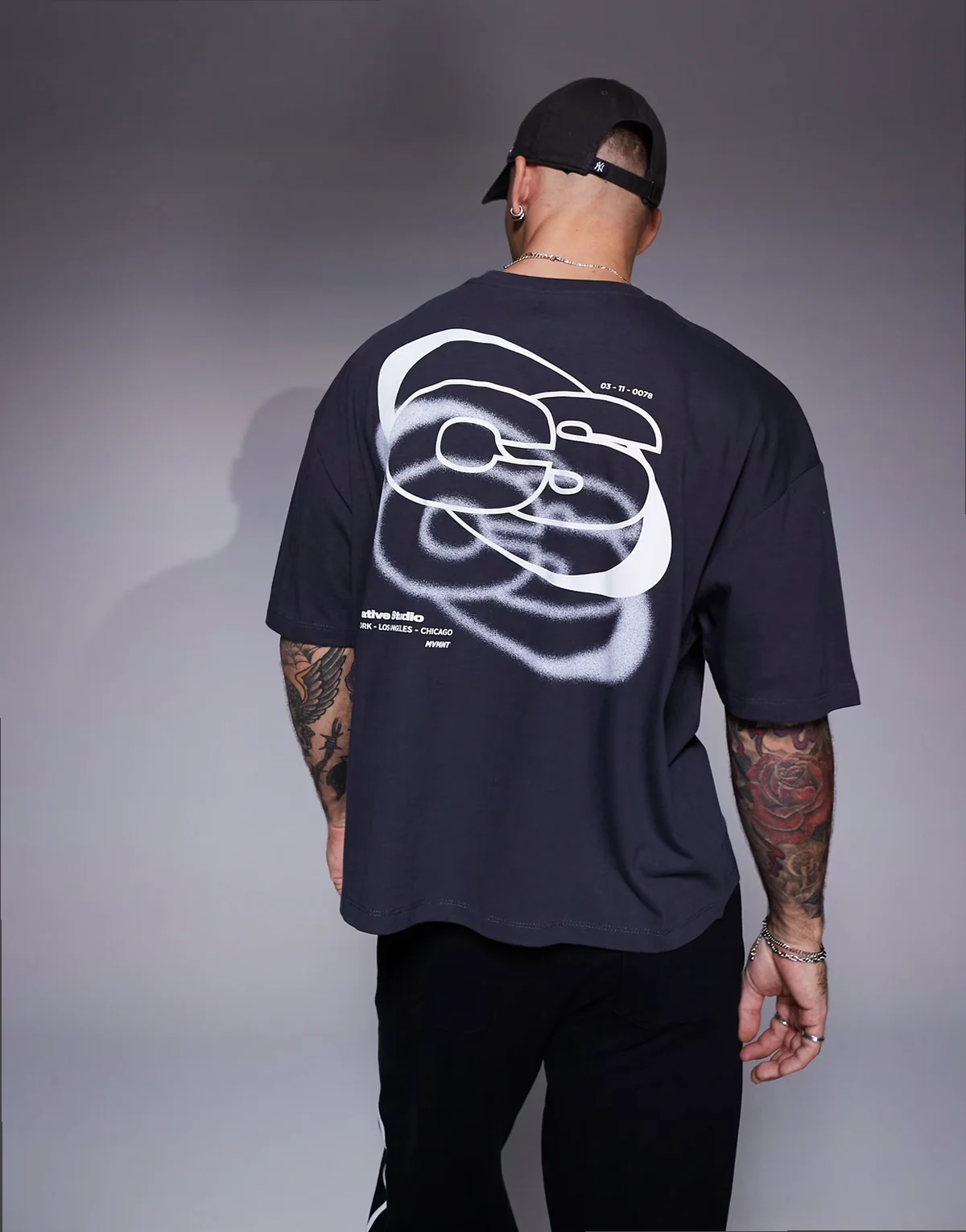 – Grafitowy T-shirt oversize o pudełkowym kroju z nadrukiem na plecach