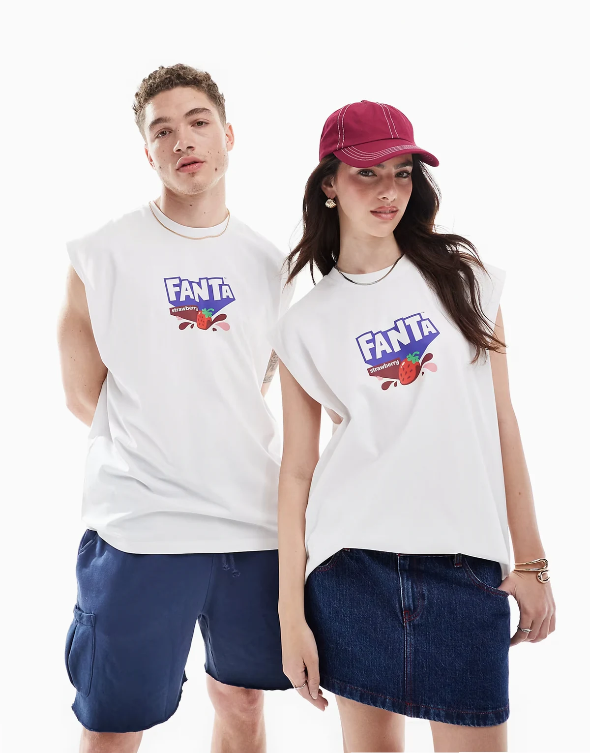 – Biały podkoszulek unisex oversize z licencjonowaną grafiką Fanta Strawberry Cream