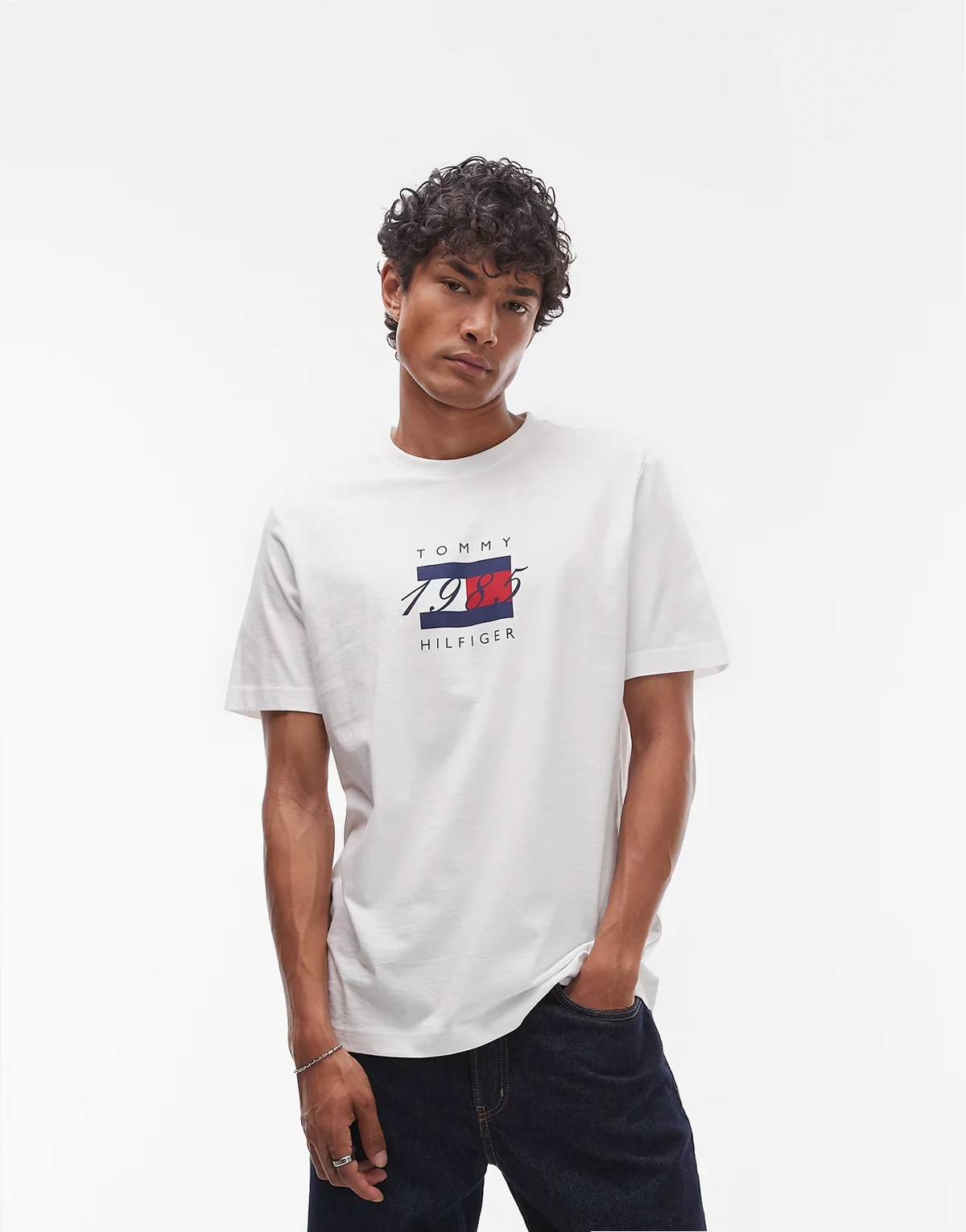 – Biały T-shirt z grafiką z flagą
