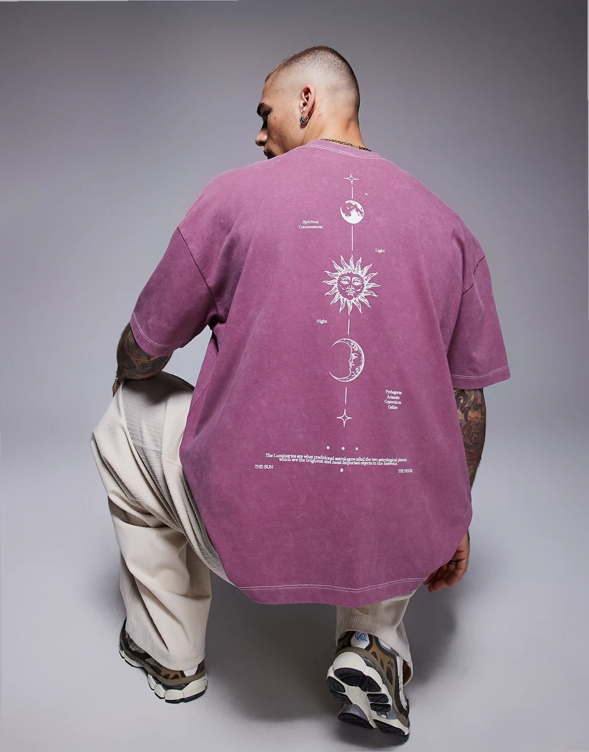 – Gruby T-shirt oversize w spranym różowym kolorze z pionowym astrologicznym nadrukiem na plecach