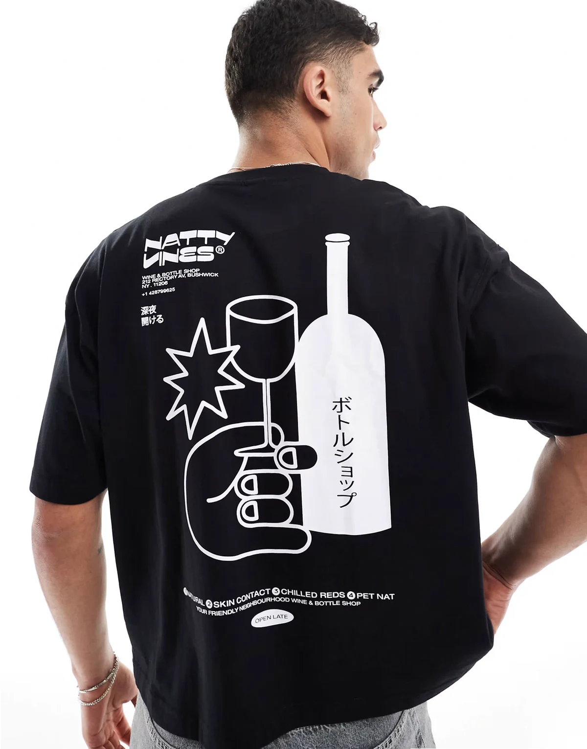 – Czarny T-shirt oversize o pudełkowym kroju z nadrukiem drinków