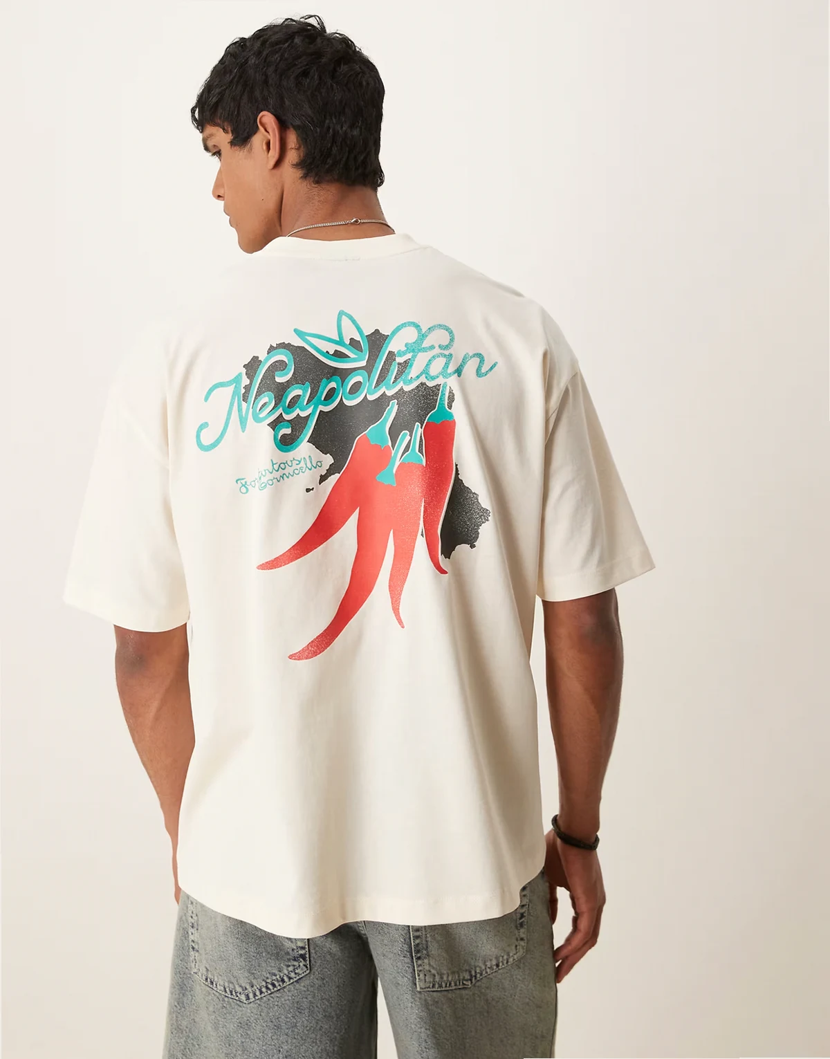 – T-shirt oversize w kolorze złamanej bieli z nadrukiem z papryczkami chilli
