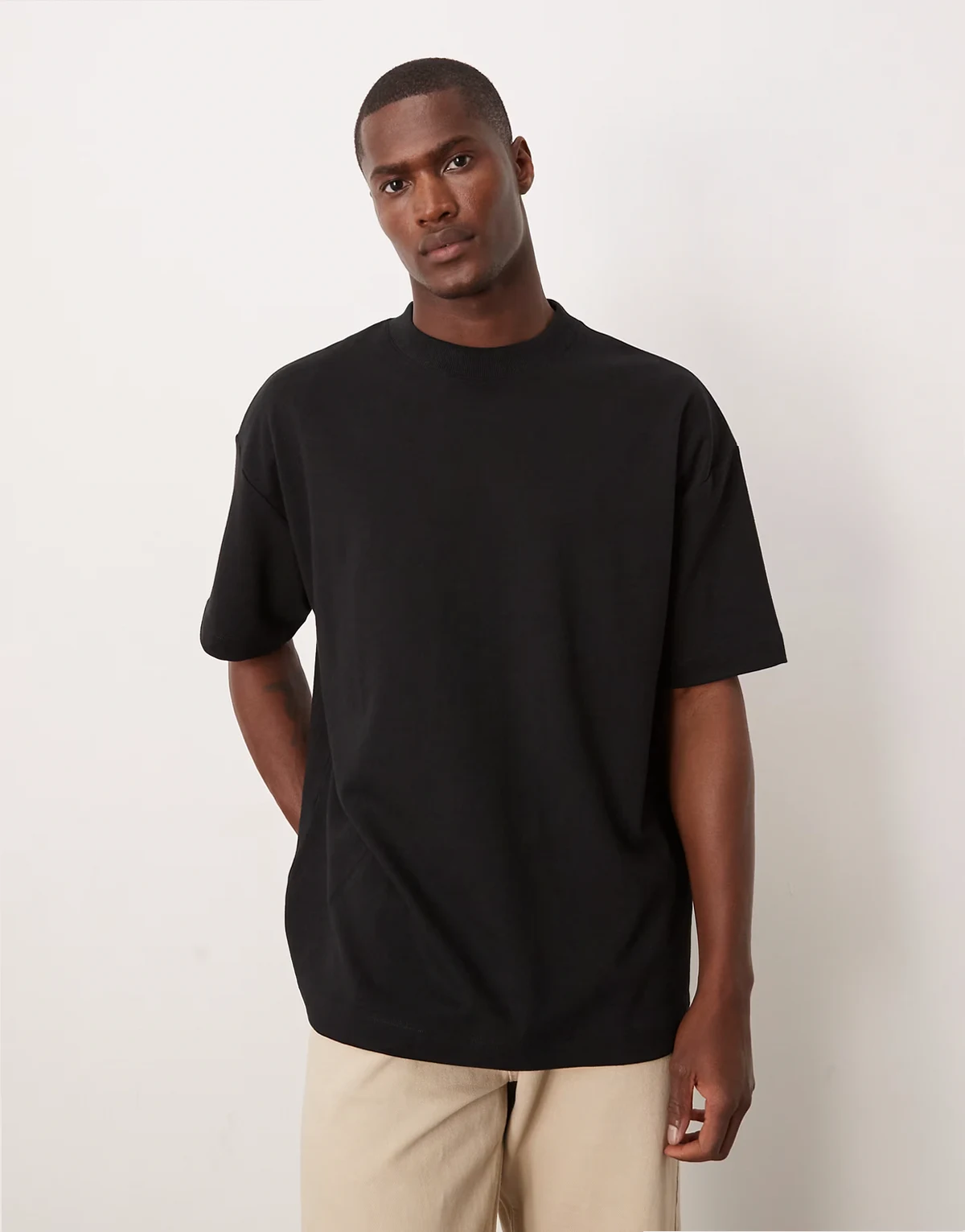 – Czarny miękki i gruby T-shirt oversize
