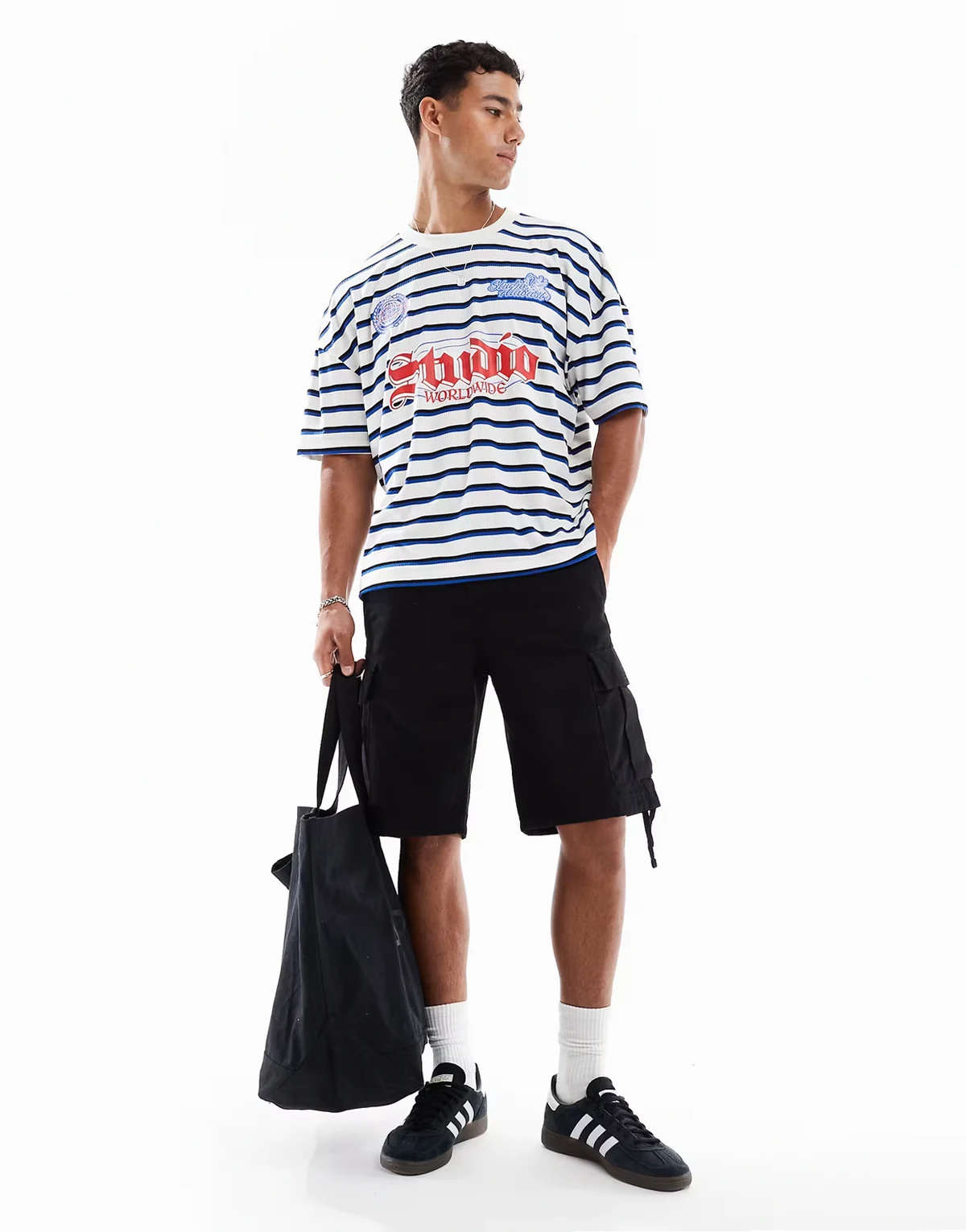 – Prążkowany T-shirt w paski o pudełkowym kroju oversize z obniżoną linią ramion i grafiką sportową