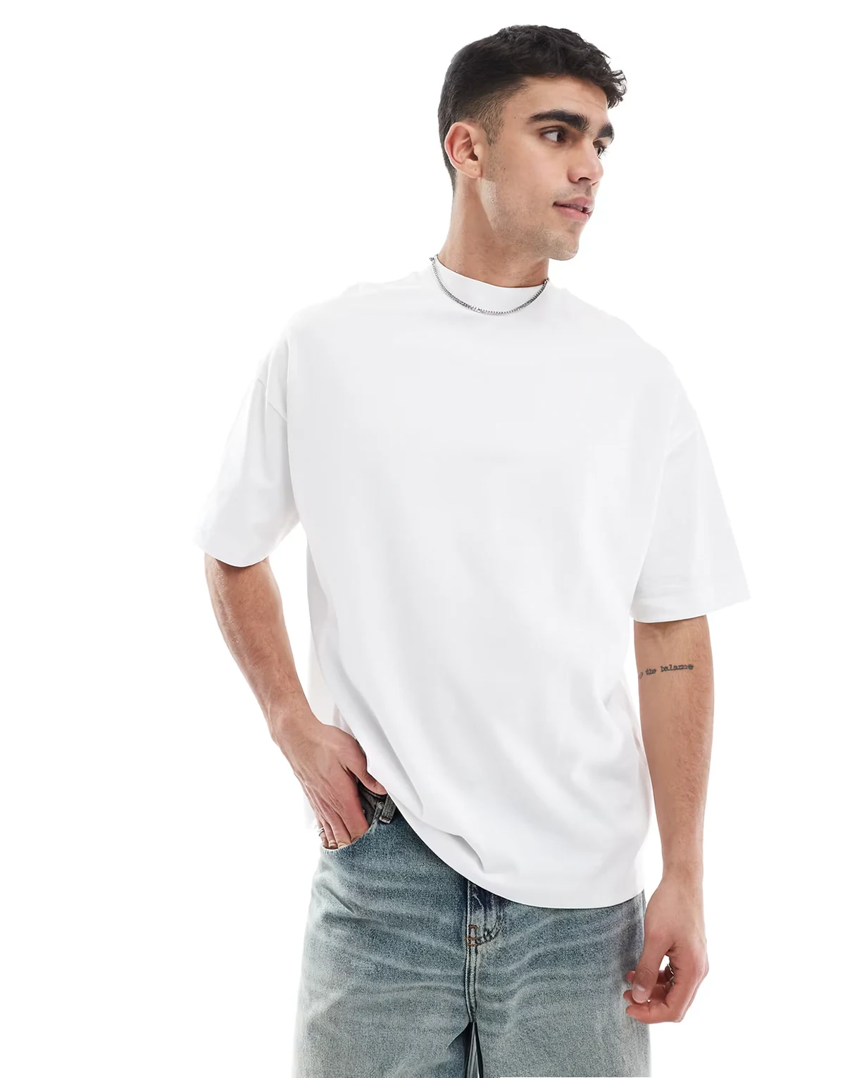 – Biały gruby T-shirt oversize z zabudowanym dekoltem