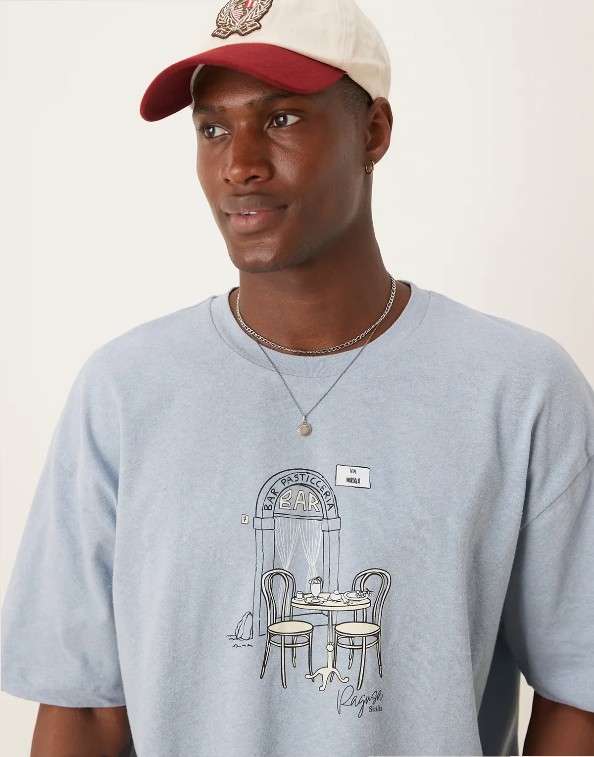 – Jasnoniebieski T-shirt oversize o pudełkowym kroju z nadrukiem z mieszanki lnu
