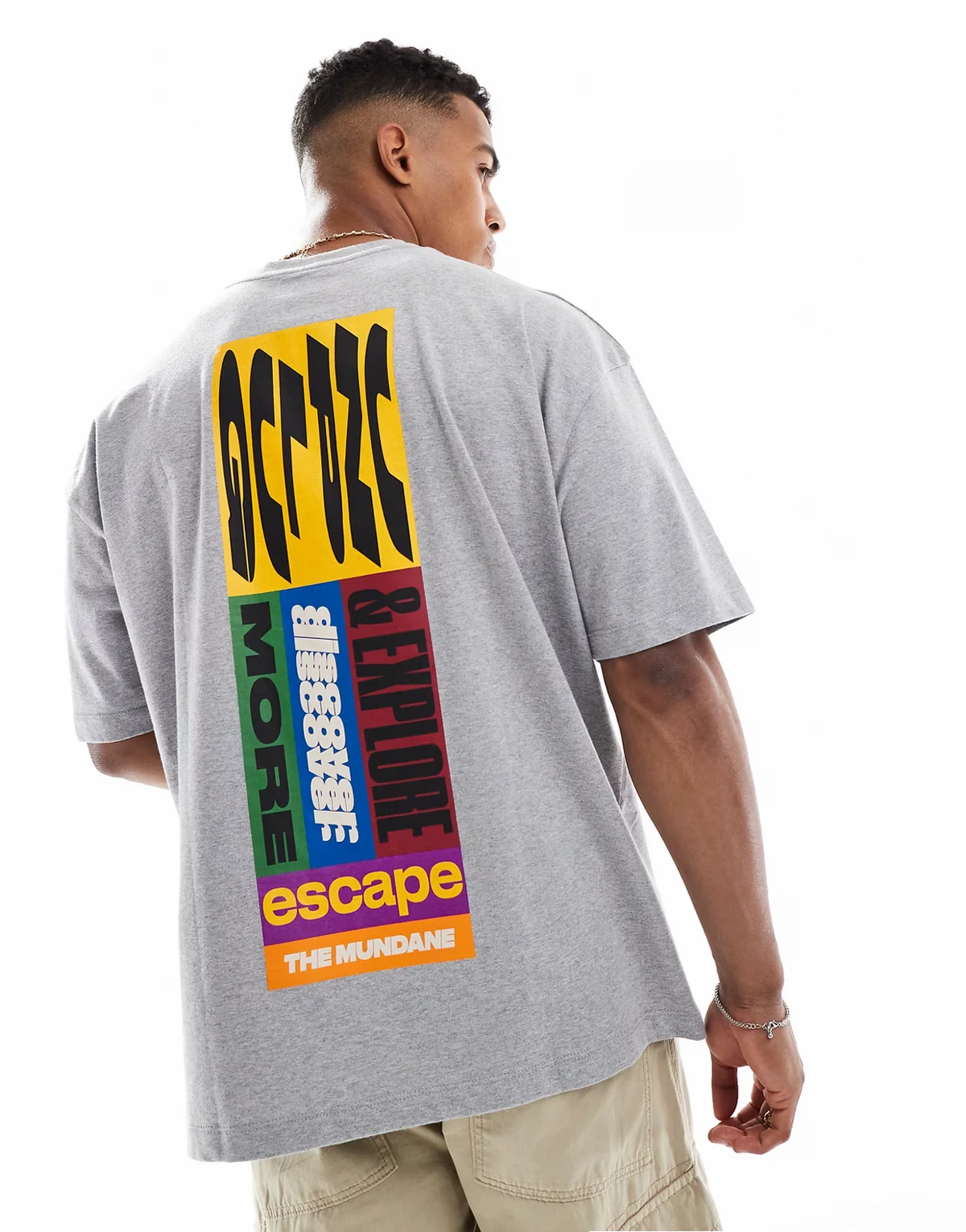 – Szary melanżowy T-shirt oversize z grafiką z przodu i na plecach