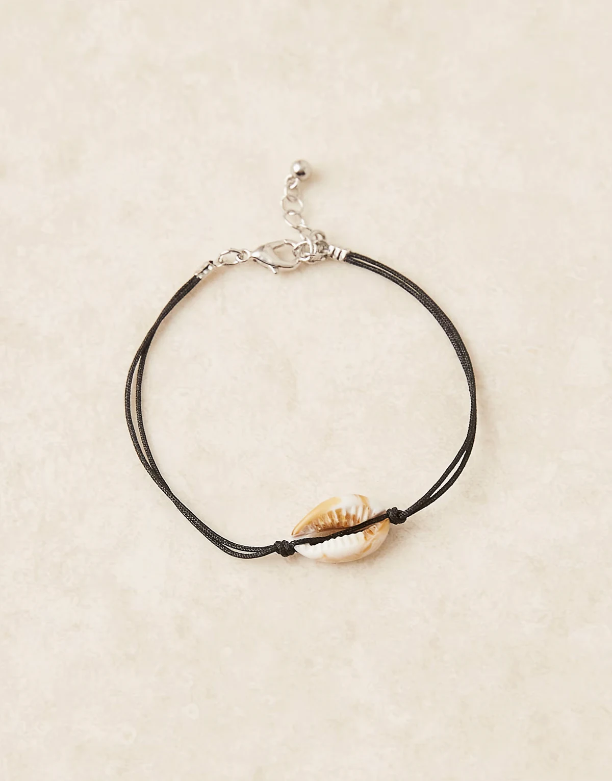 – Bransoletka z czarnego sznurka z zawieszką ze sztuczną muszką kauri
