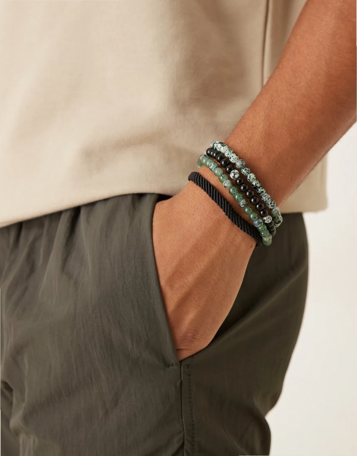 – Zestaw 4 bransoletek z koralików i sznurka w różnych kolorach