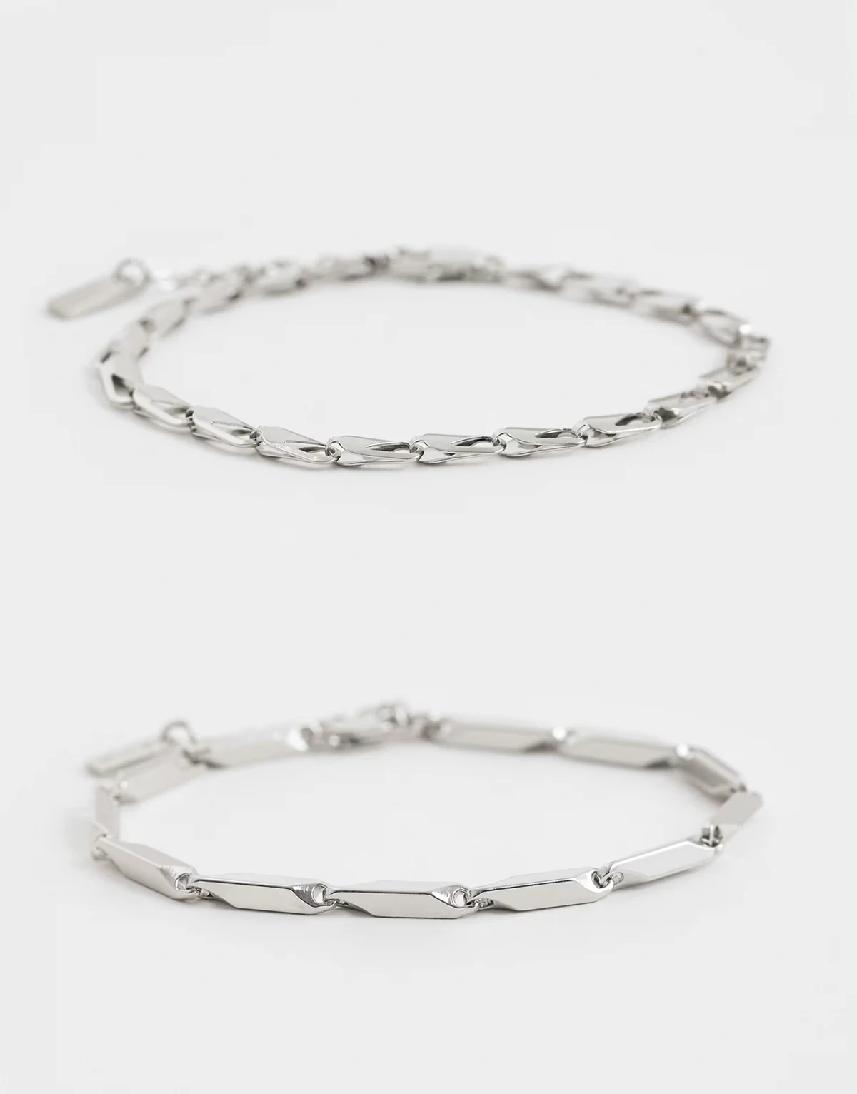 – Zestaw 2 bransoletek łańcuszkowych w kolorze srebra