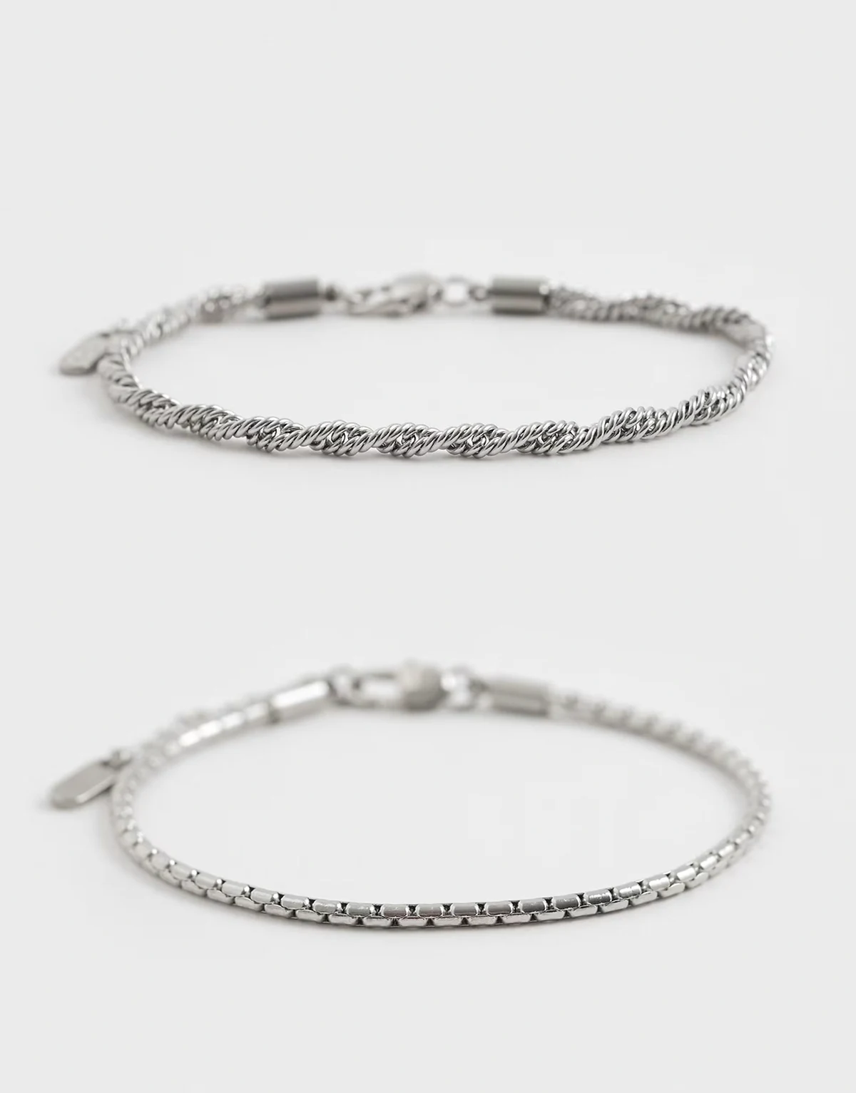 – Zestaw 2 bransoletek łańcuszkowych z wodoodpornej stali nierdzewnej ze skręconymi i prostokątnymi ogniwami w kolorze srebra