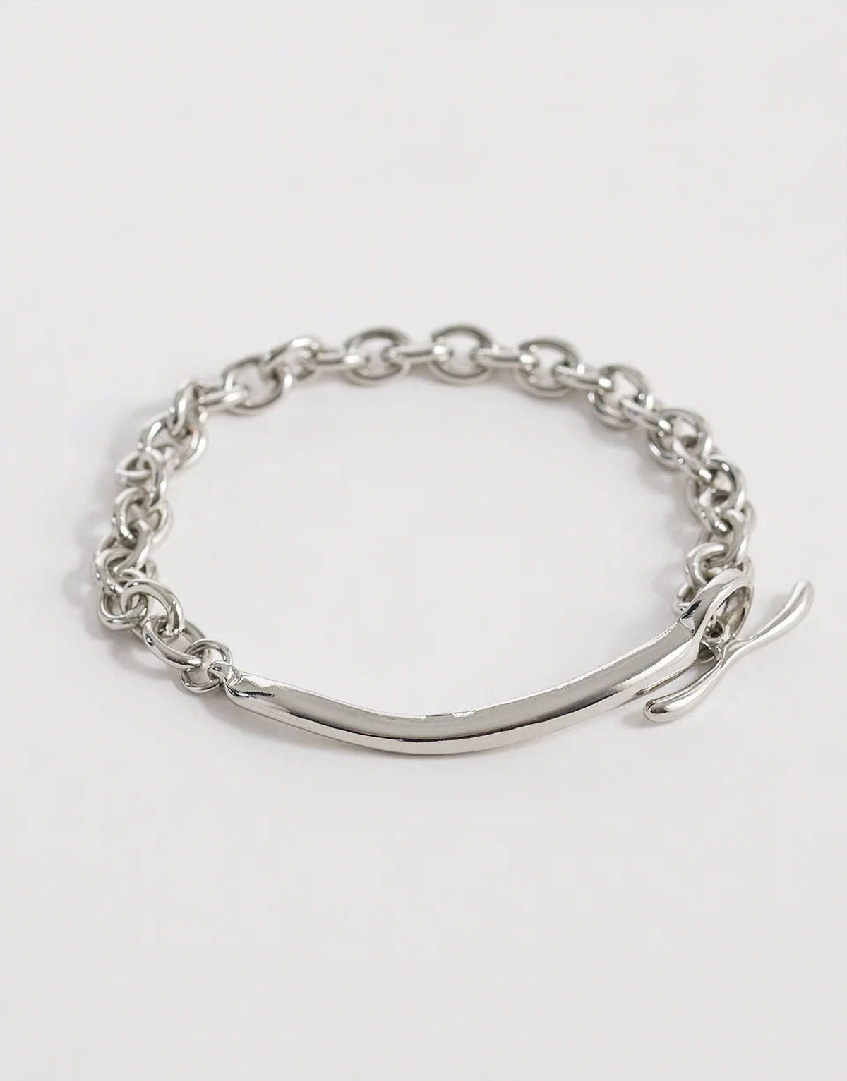 – Bransoletka łańcuszkowa ze sztywnym elementem w kolorze srebra z zapięciem T-bar