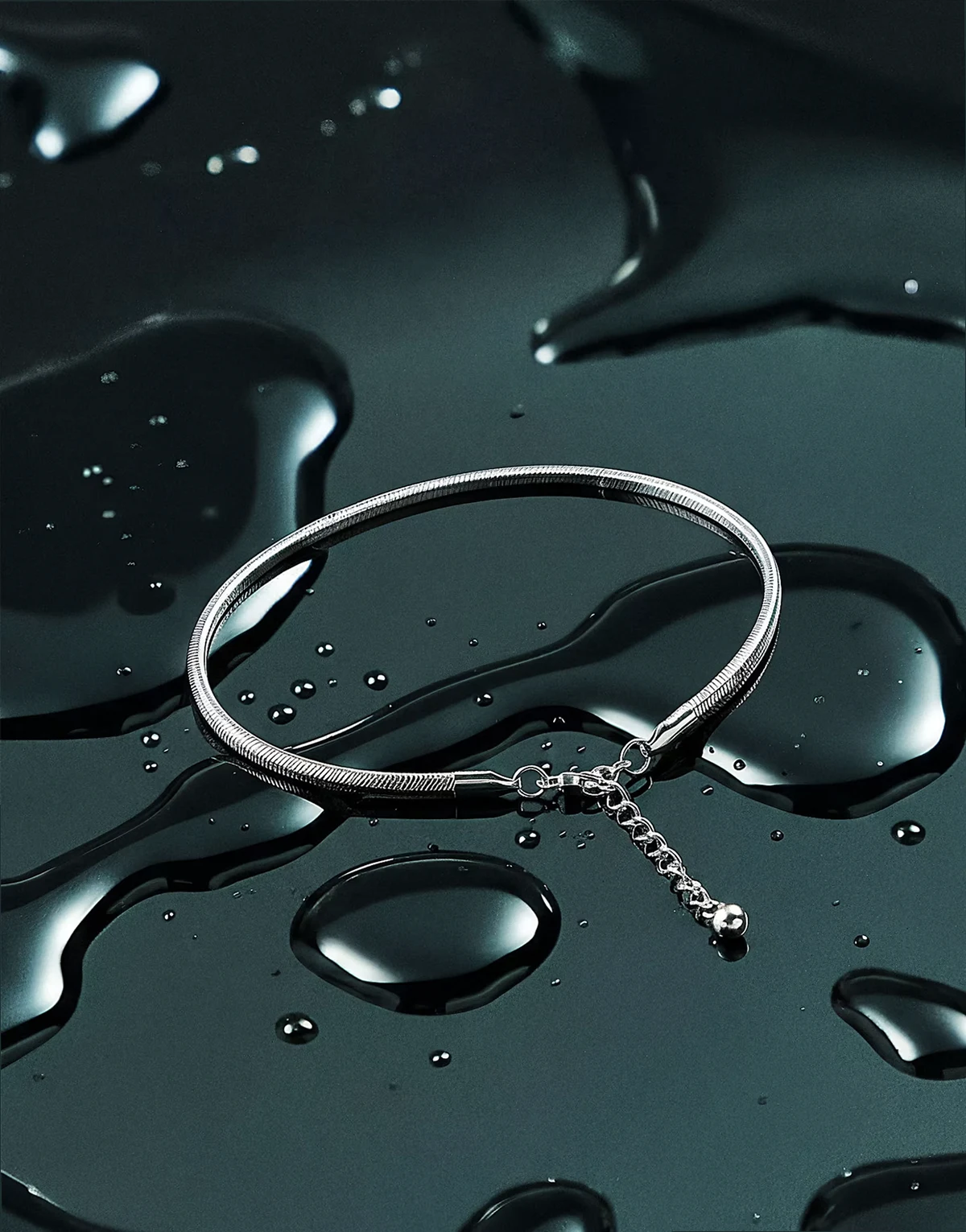 – Bransoletka z płaskiego łańcuszka ze stali nierdzewnej w odcieniu srebra