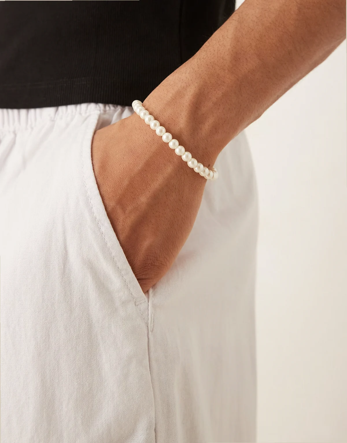 – Bransoletka z białych 6 mm sztucznych pereł