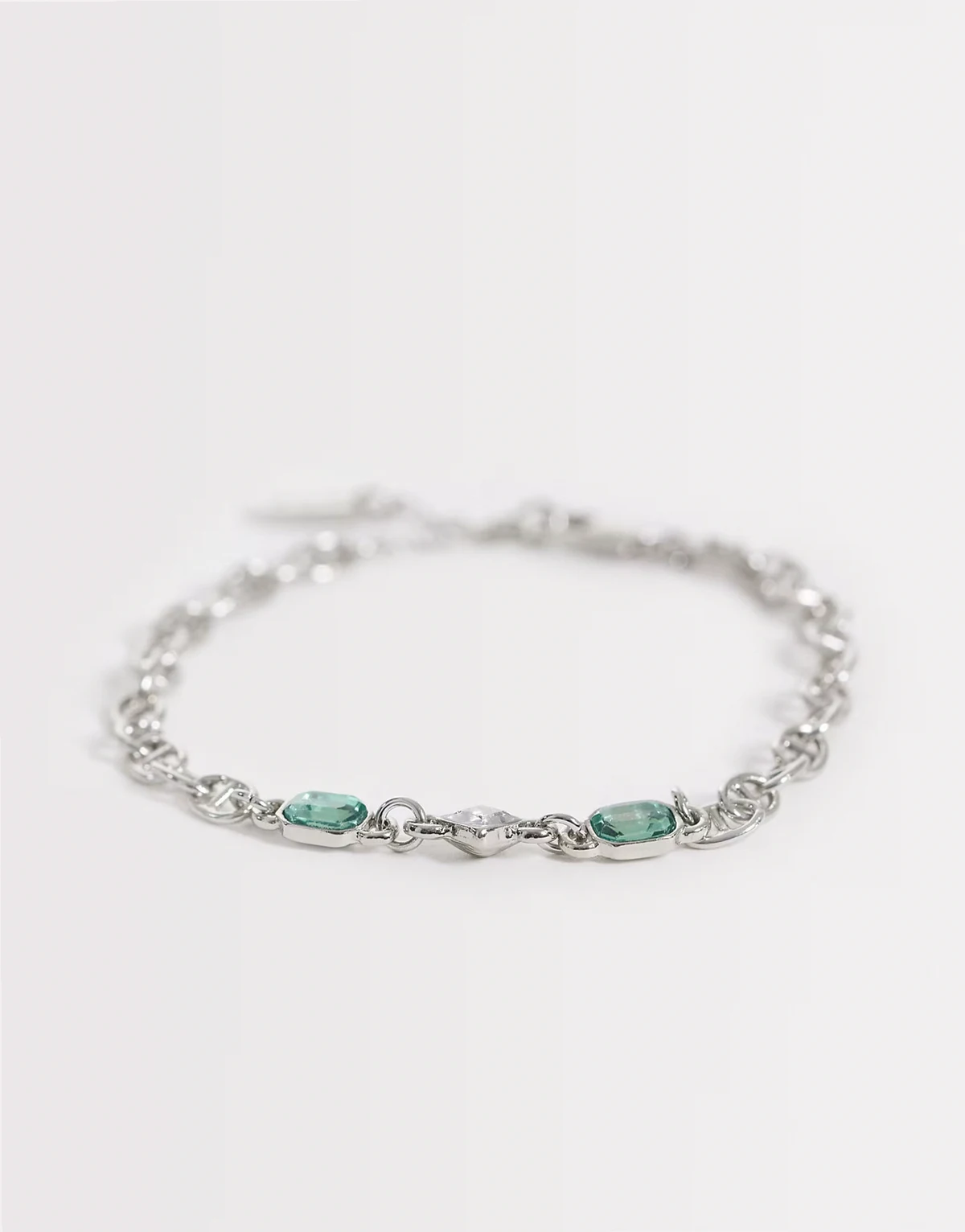 – Bransoletka łańcuszkowa w odcieniu srebra z zielonymi kryształkami