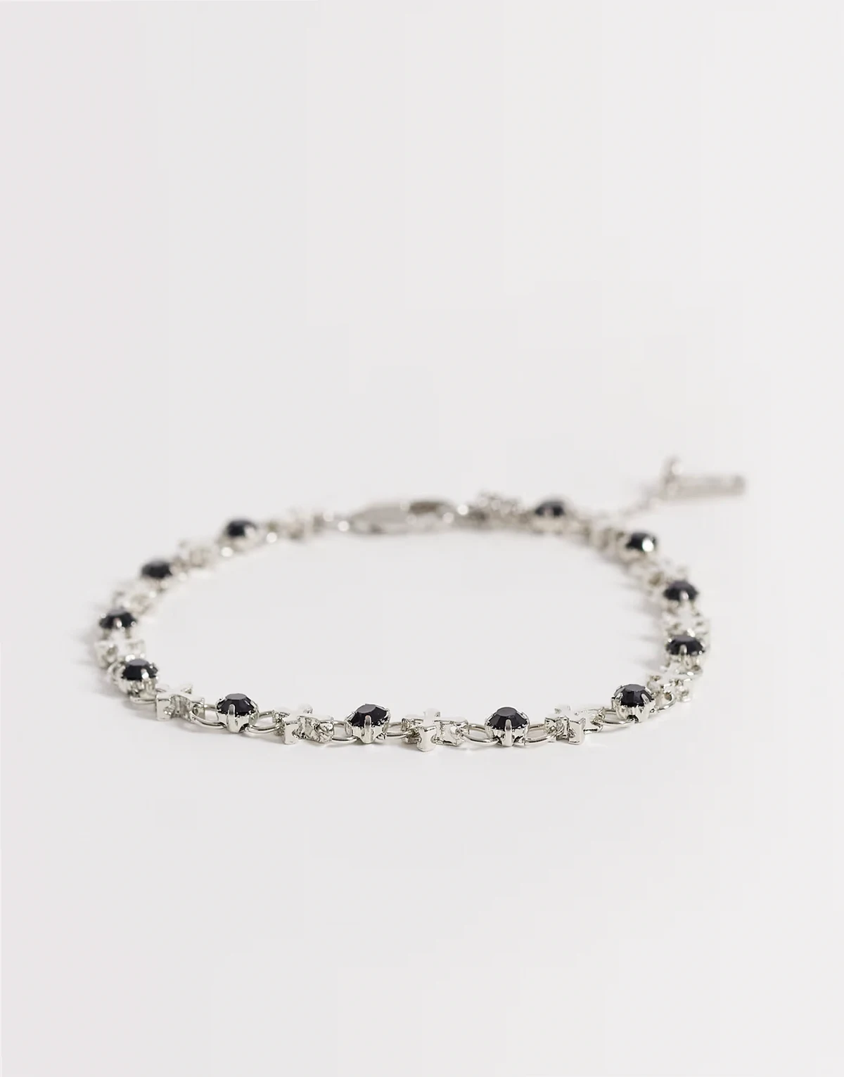 – Bransoletka łańcuszkowa w kolorze srebra, z czarnymi kamieniami i krzyżykami
