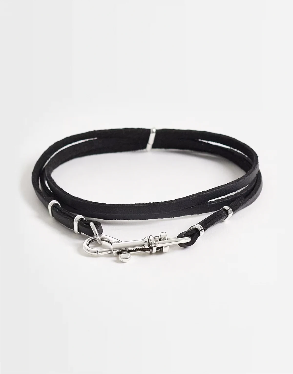 – Czarna owijana bransoletka z imitacji skóry