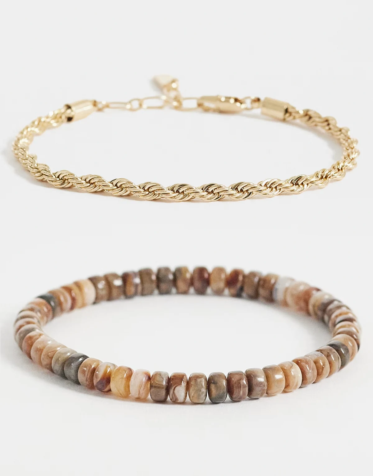 – Zestaw 2 bransoletek: łańcuszkowa w kolorze złota i z koralików w różnych kolorach