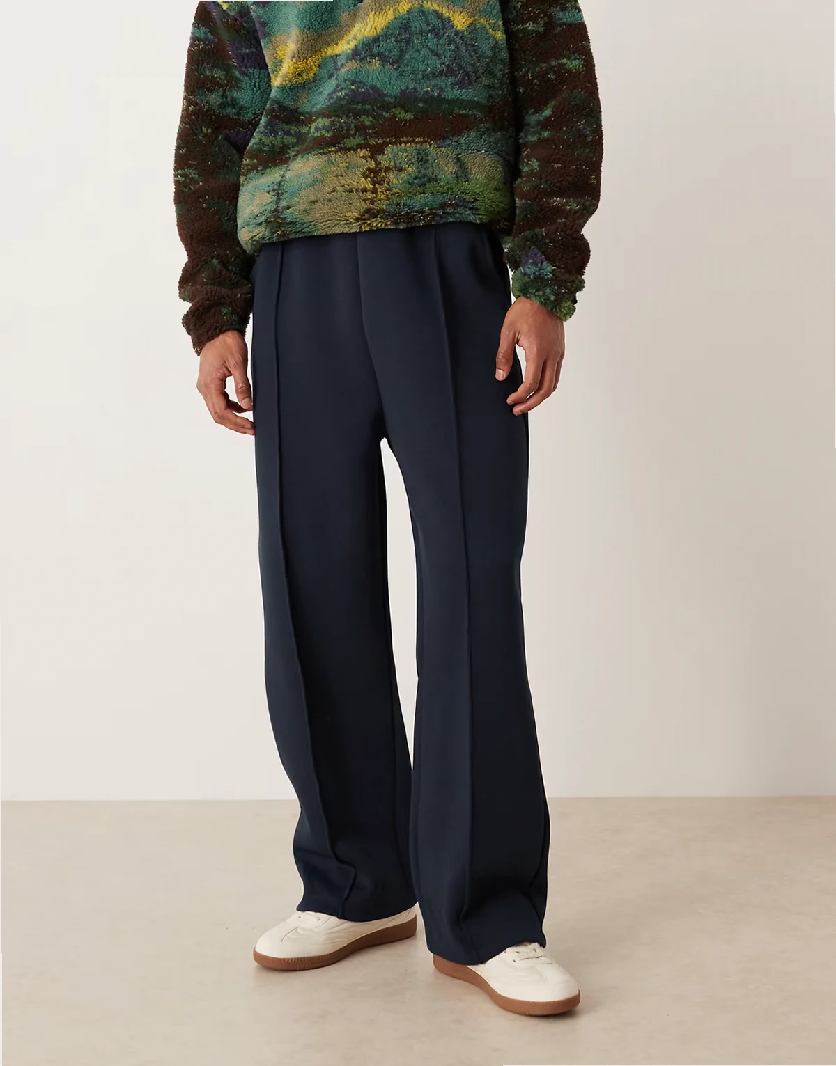 – Jogginghose aus schwerem neoprenartigem Stoff in Marineblau mit weitem Bein und Falten
