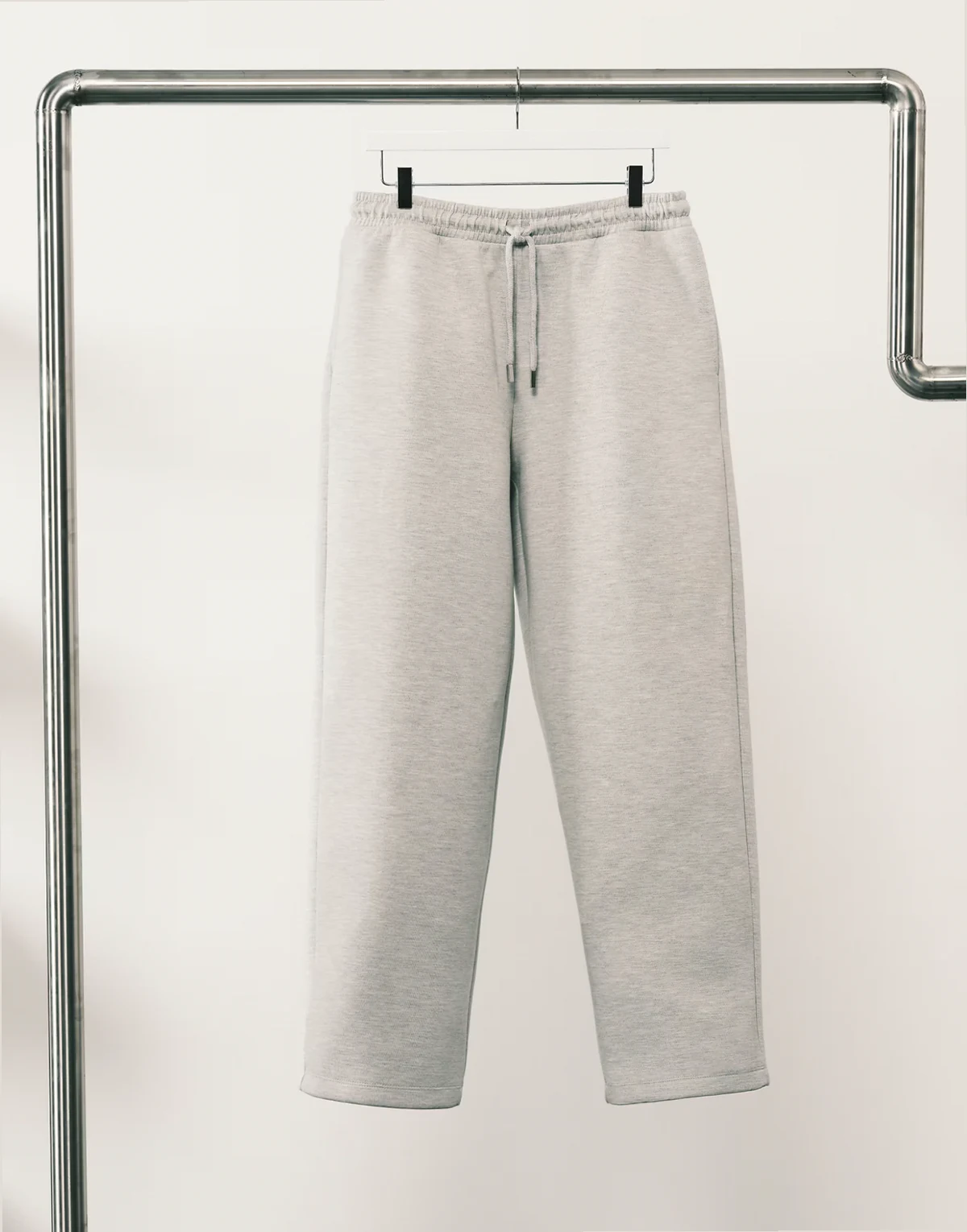 – Jogginghose aus schwerem, neoprenartigem Material in meliertem Grau mit weitem Bein
