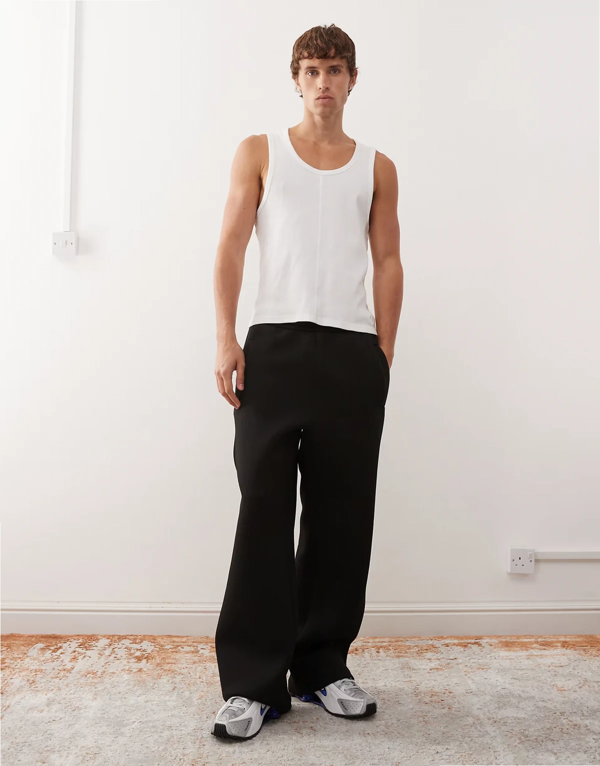 – Jogginghose in Schwarz mit weitem Bein, aus Stoff in Neoprenoptik