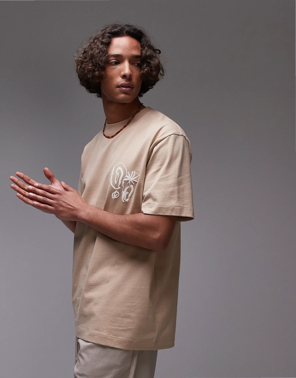 – Premium – Szarobeżowy T-shirt o luźnym kroju z abstrakcyjnym teksturowanym wzorem z przodu i na plecach