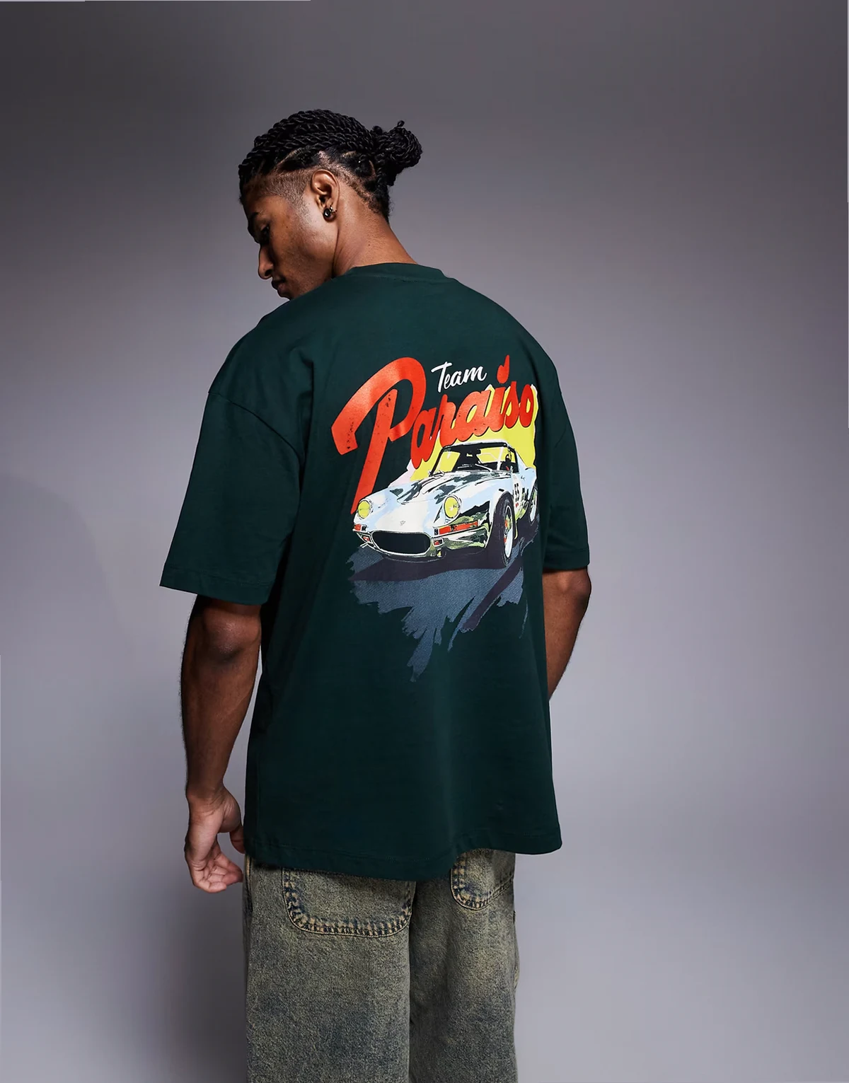 – Ciemnozielony T-shirt oversize z grafiką z samochodem