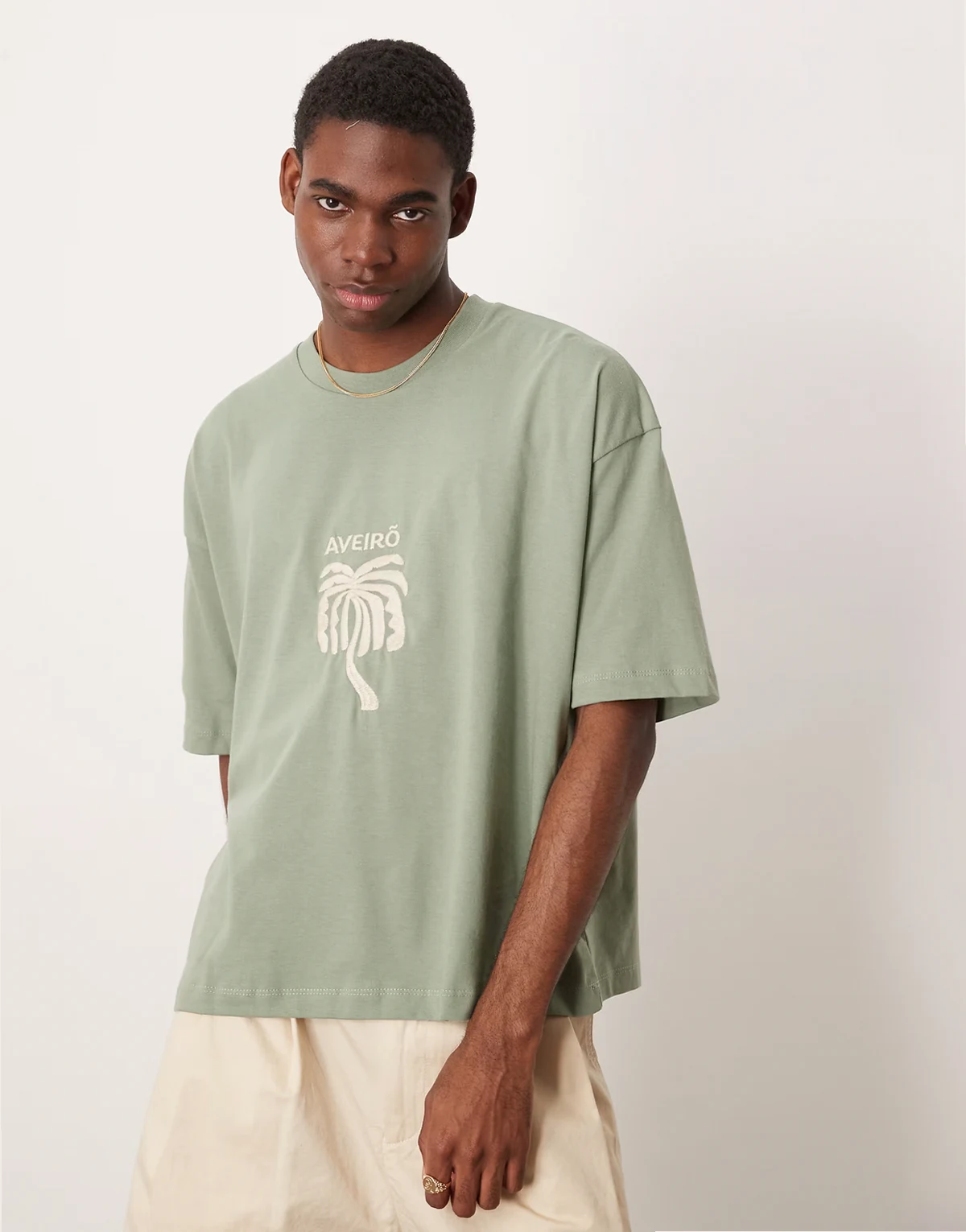 – T-shirt oversize o pudełkowym kroju w kolorze khaki z haftem na piersi