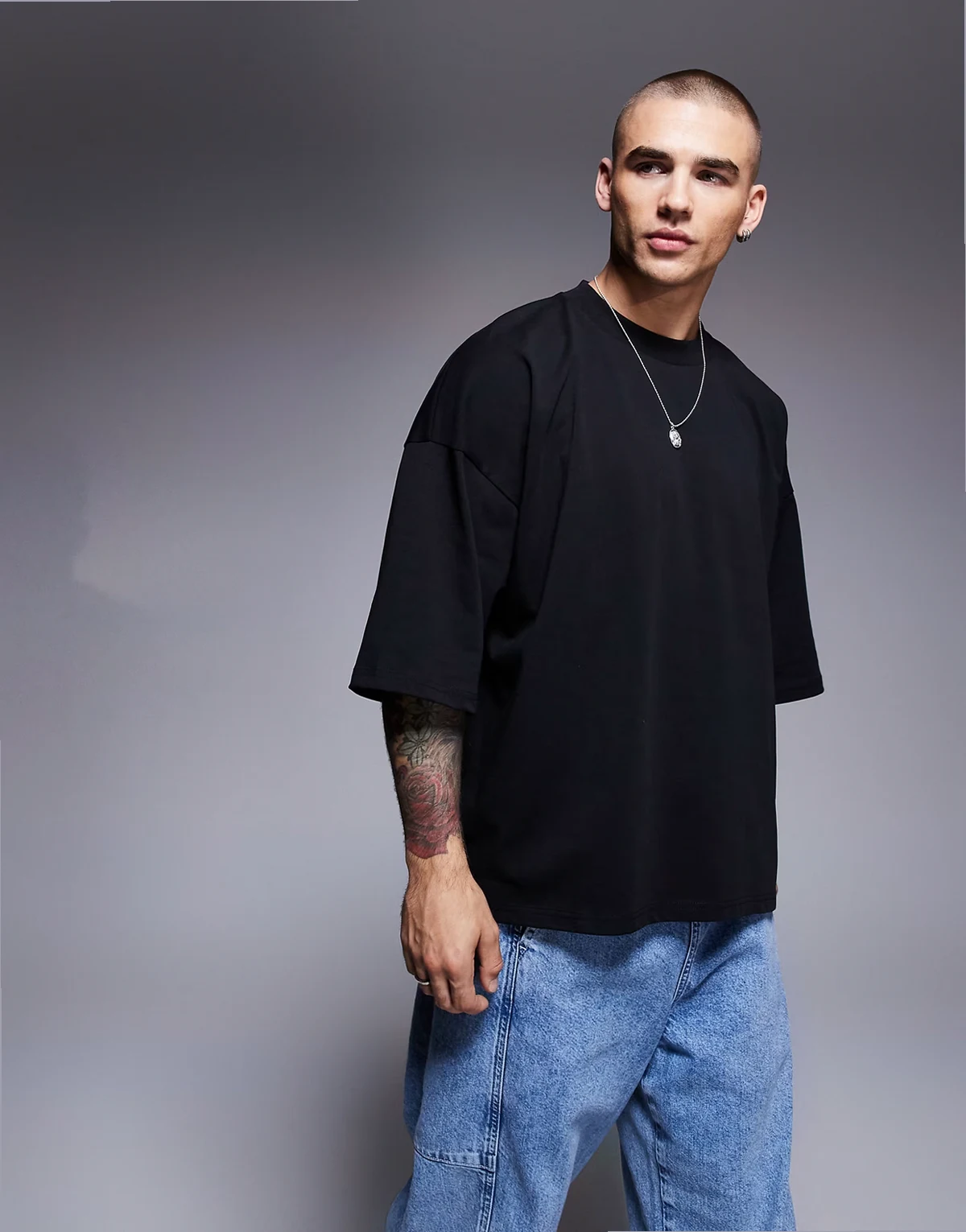 – Czarny gruby T-shirt extreme oversize z rękawami do połowy długości