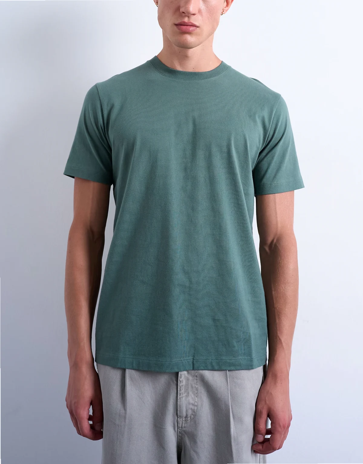 – Szałwiowy T-shirt o klasycznym kroju