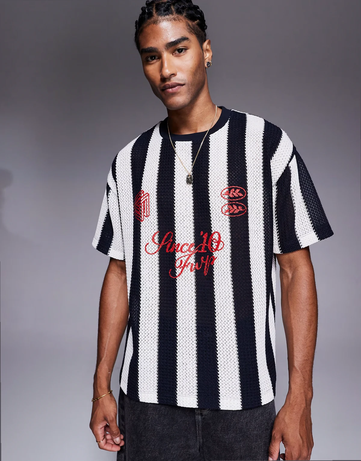 – Biało-czarny szydełkowany T-shirt oversize w paski ze sportową grafiką