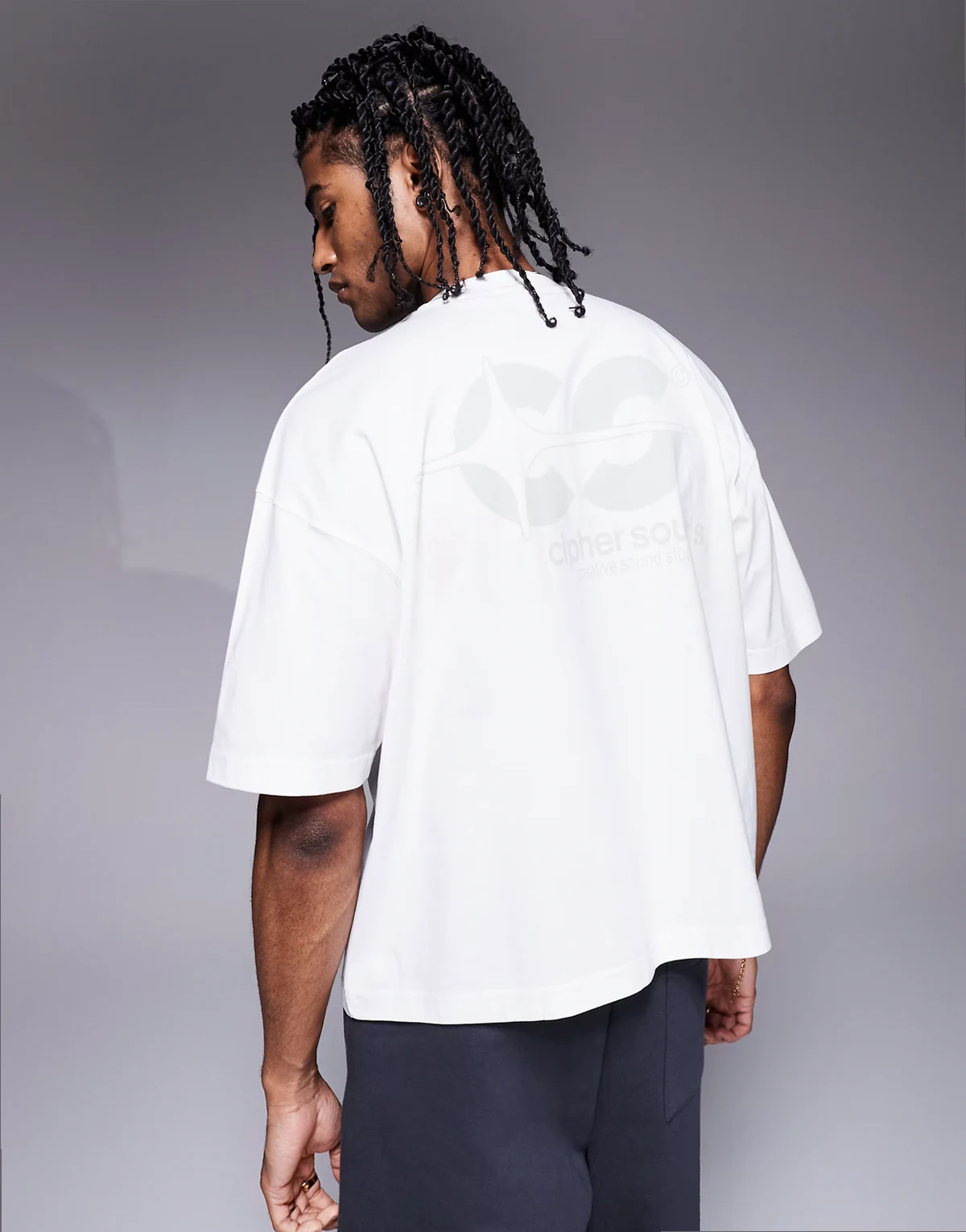 – Biały pudełkowy T-shirt oversize z grafiką