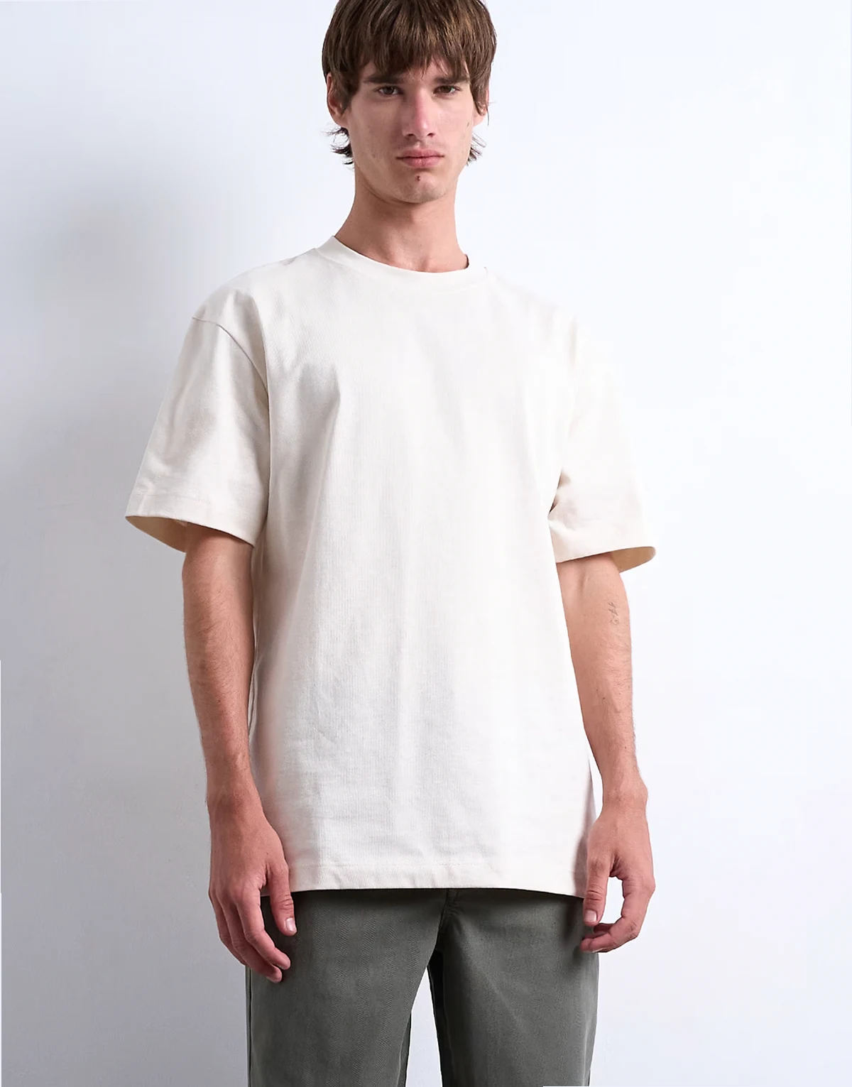 – Luźny T-shirt w kolorze ecru