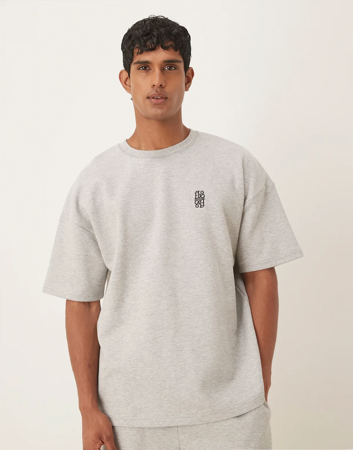 – Szary melanżowy T-shirt oversize z grubej dzianiny z haftem