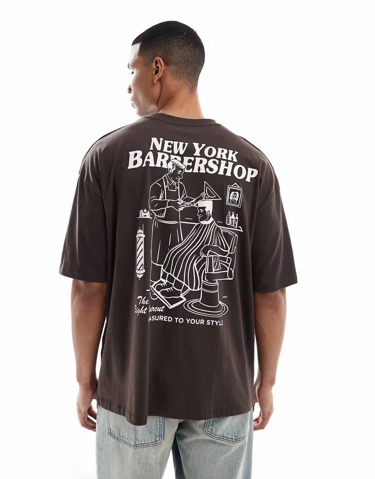 – Brązowy T-shirt oversize z grafiką