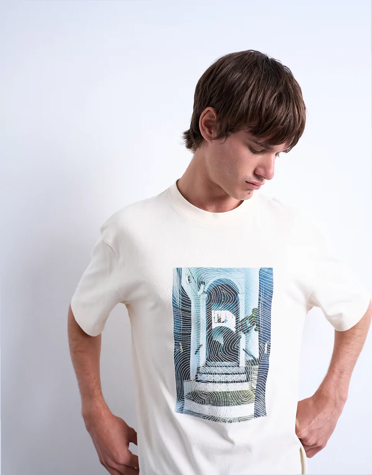 – Luźny T-shirt w kolorze ecru z nadrukiem drzwi i haftem
