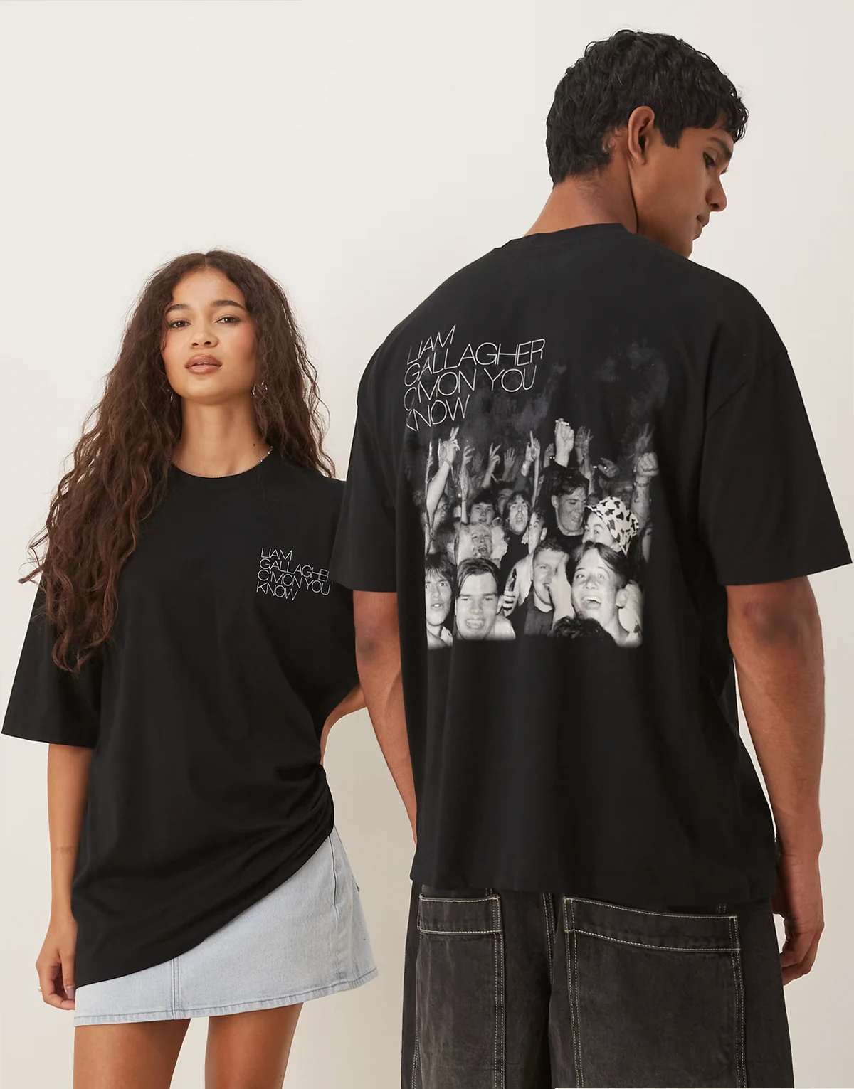 – Czarny T-shirt oversize z grafiką Liama Gallaghera z zespołu Oasis