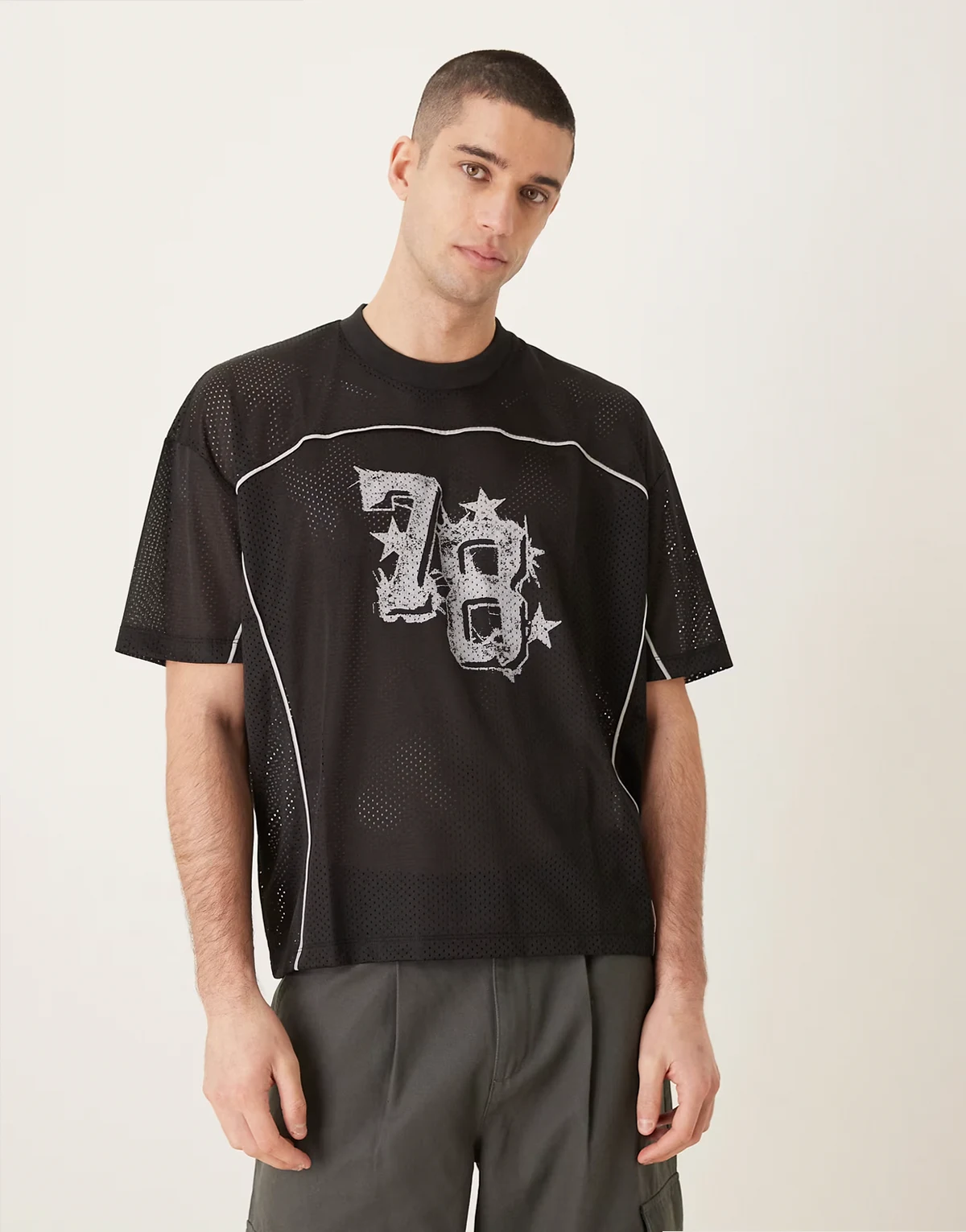 – Czarny T-shirt z siateczki airtex o pudełkowym kroju oversize z wypustkami i nadrukiem liczby